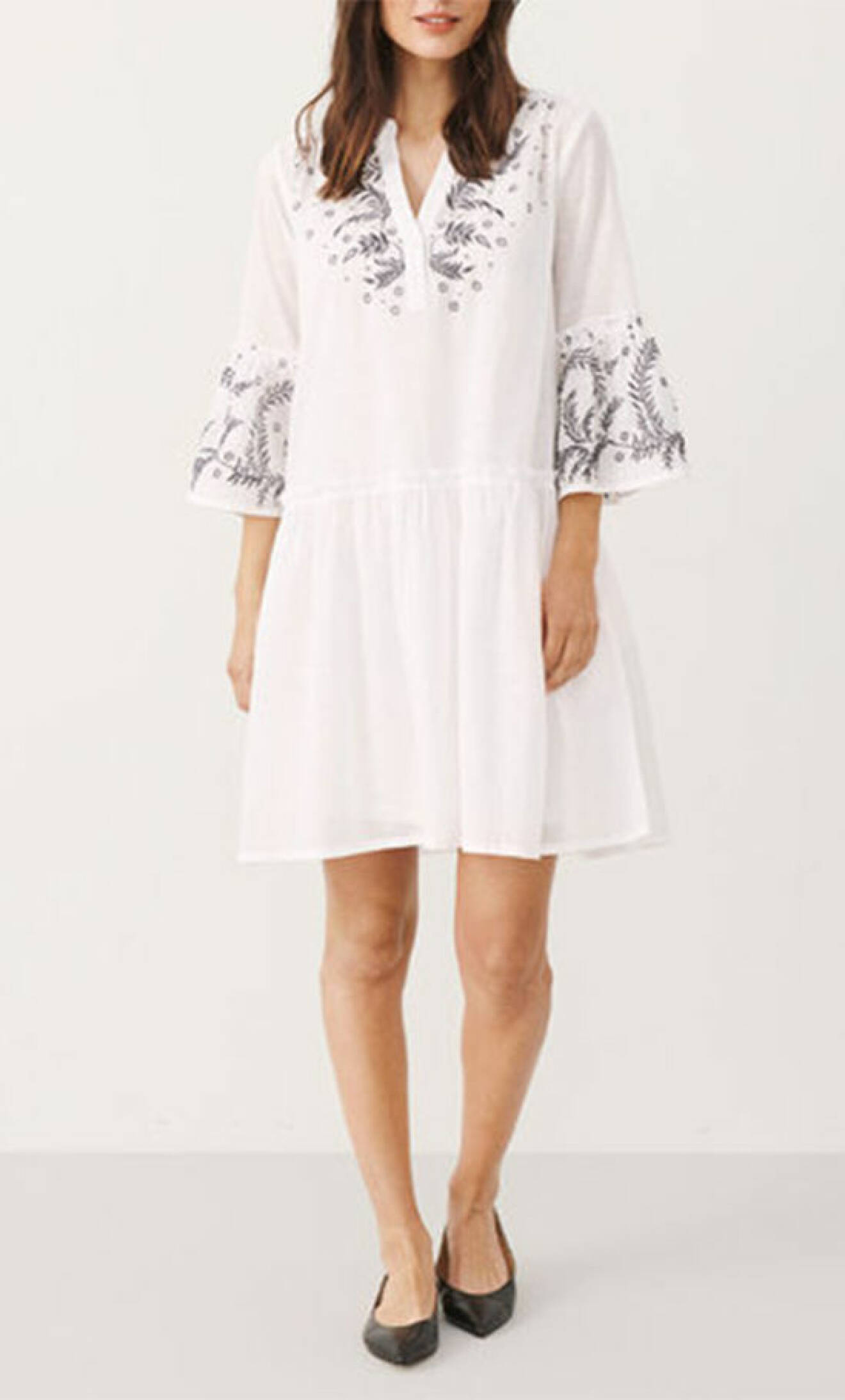 vit mönstrad klänning sommaren 2021