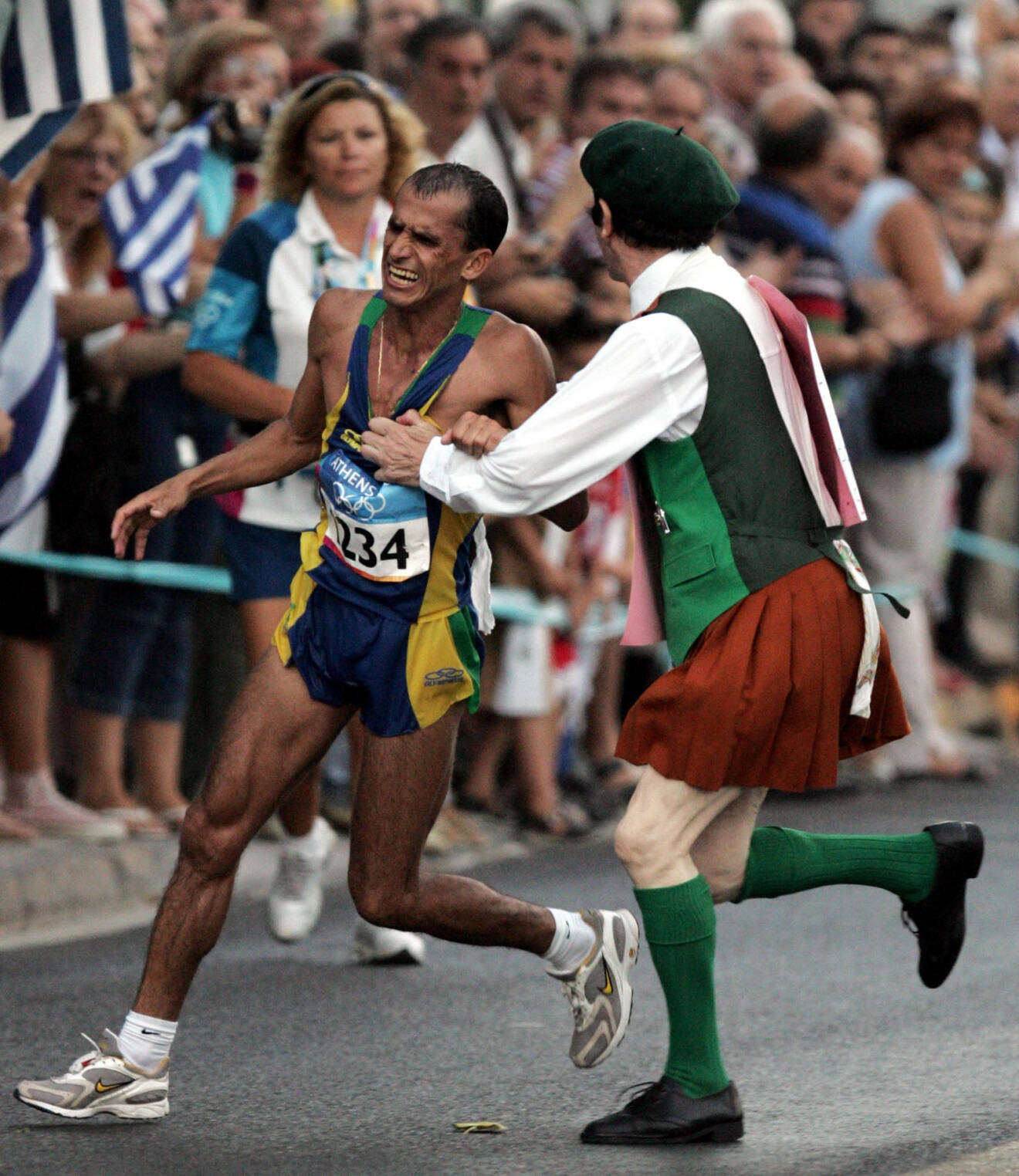 Vanderlei de Lima från Brasilien blir överfallen under OS-maraton i Aten 2004.