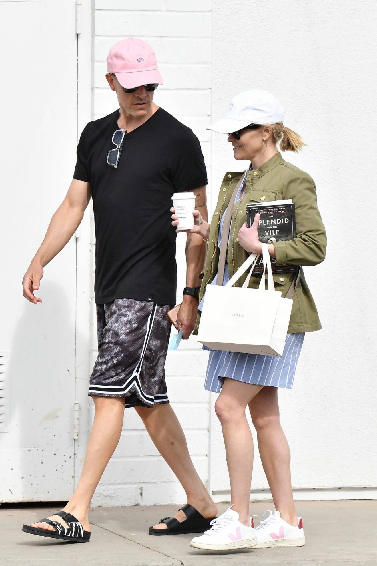 reese witherspoon i sneakers från veja