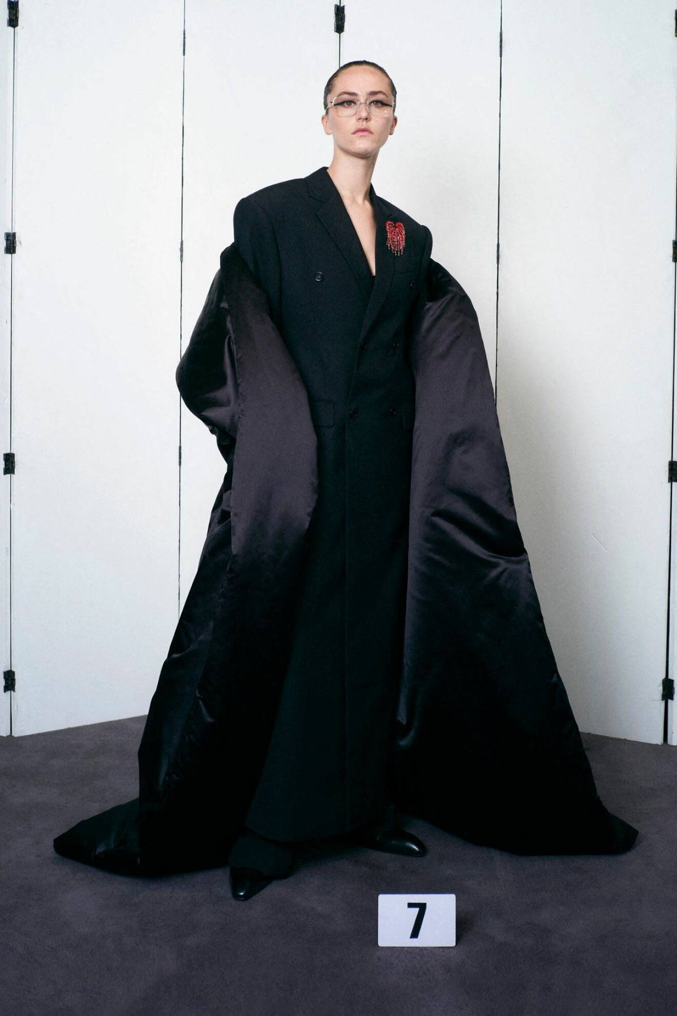 Ella Emloff från Balenciagas Haute couture-visning under Paris modevecka.
