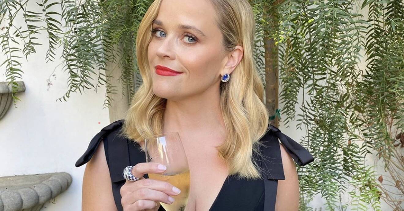 Reese Witherspoon tar en drink