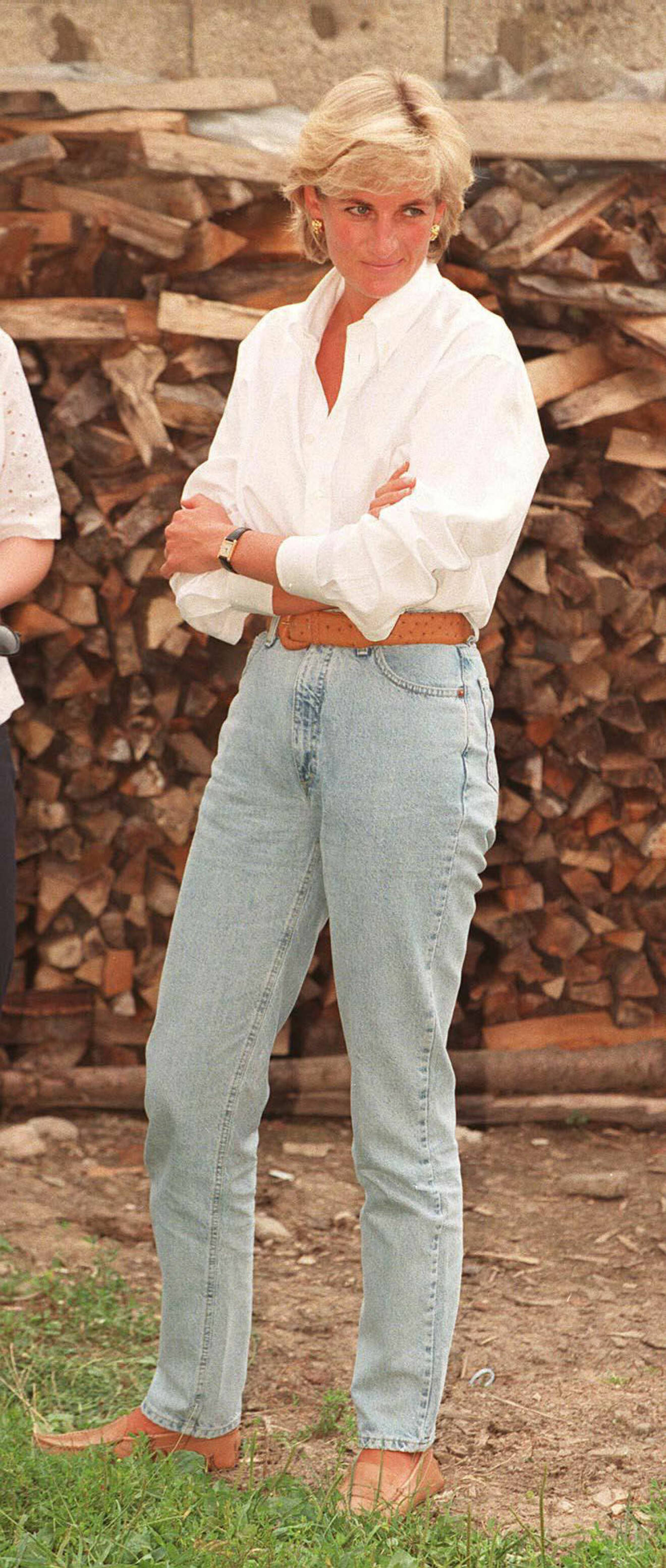 Prinsessan Diana i ljusblå, klassiska mom-jeans, jeans med hög midja. Till jeansen har hon en vit, oversizad skjorta.