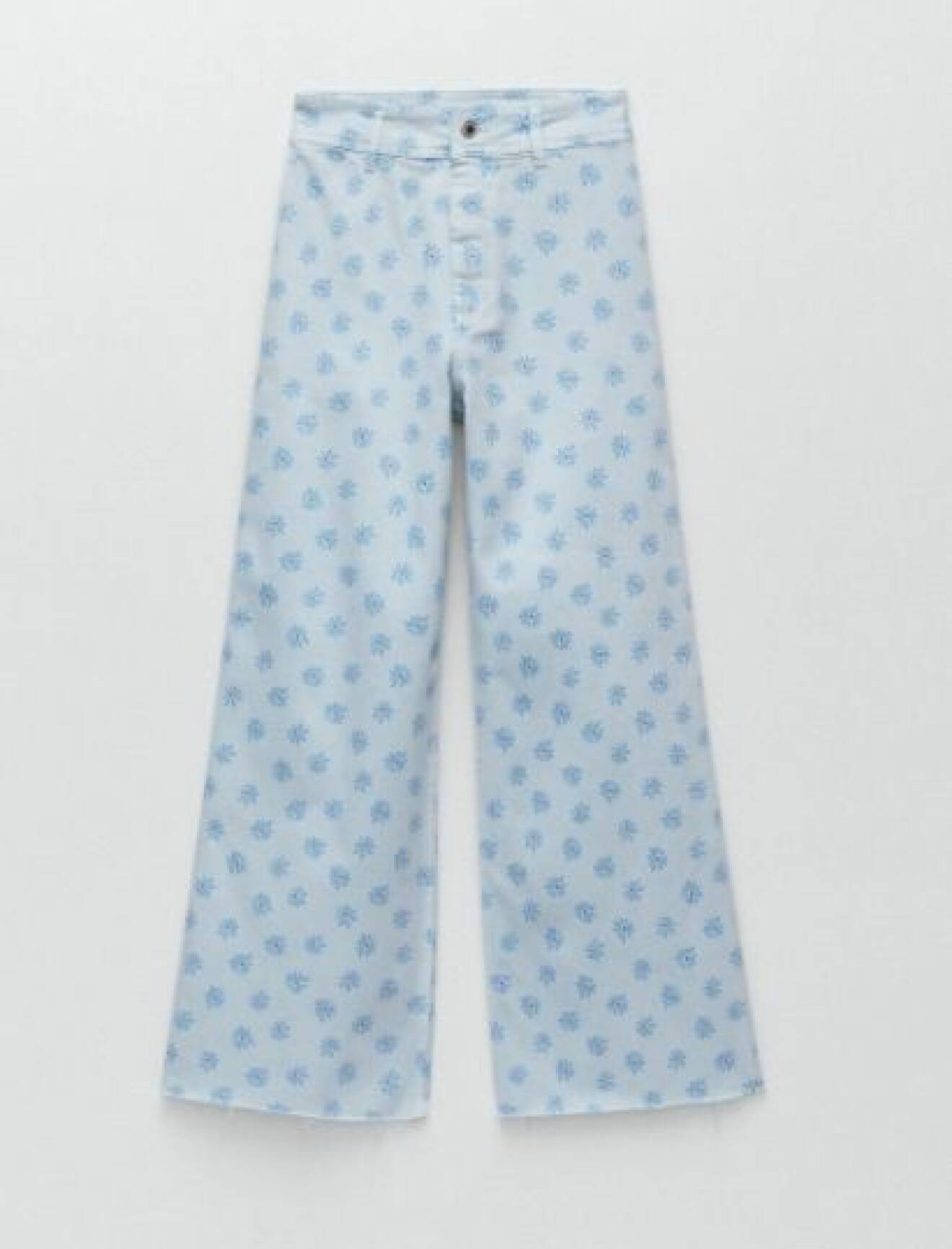 Ljusblå jeans med blå blommor på. Raka jeans med vida ben från Zara.