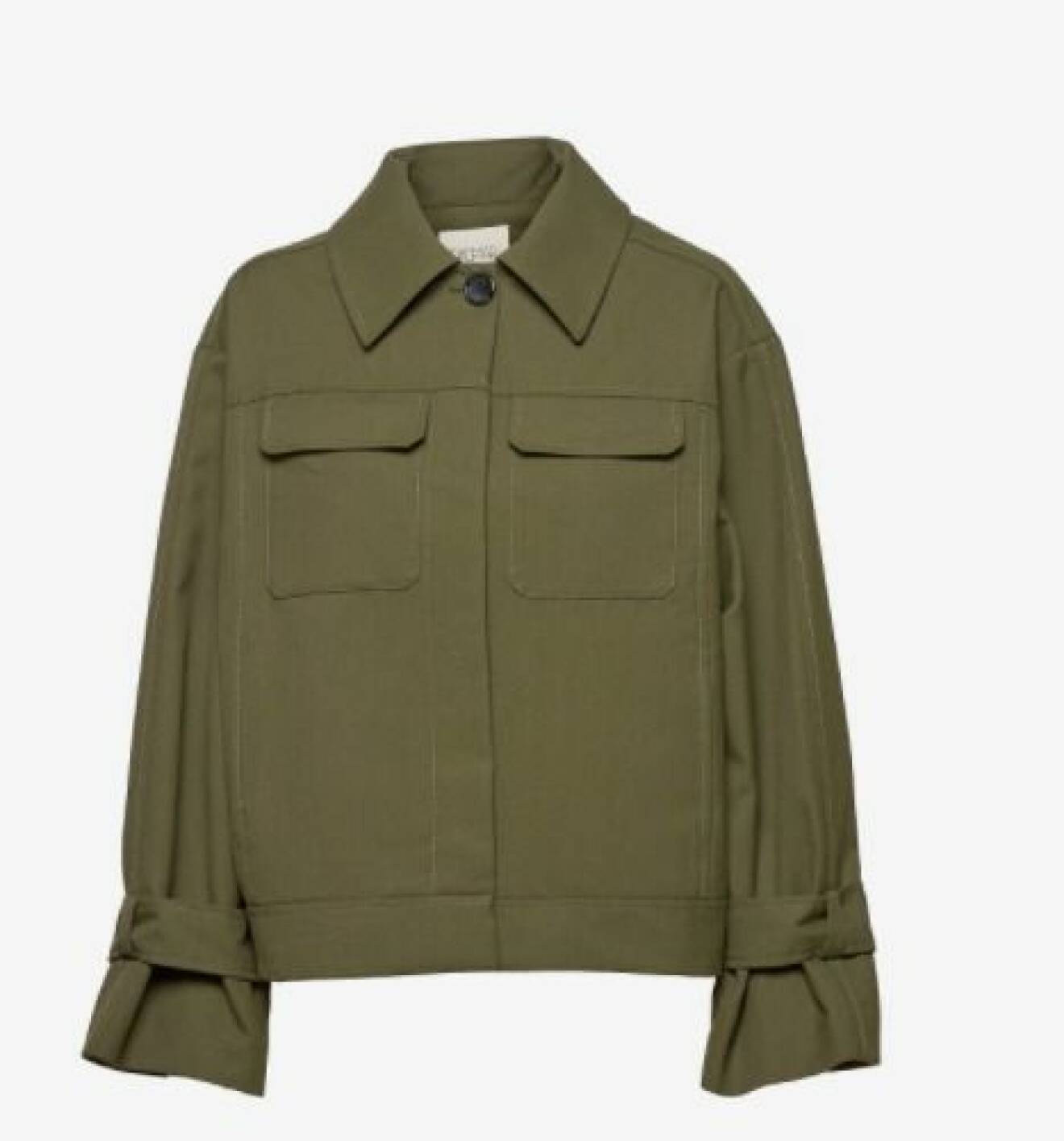 Militärgrön jacka med fickor på brösten. Jackan är dressad med krage och band i ärmsluten. Jacka från Dagmar.