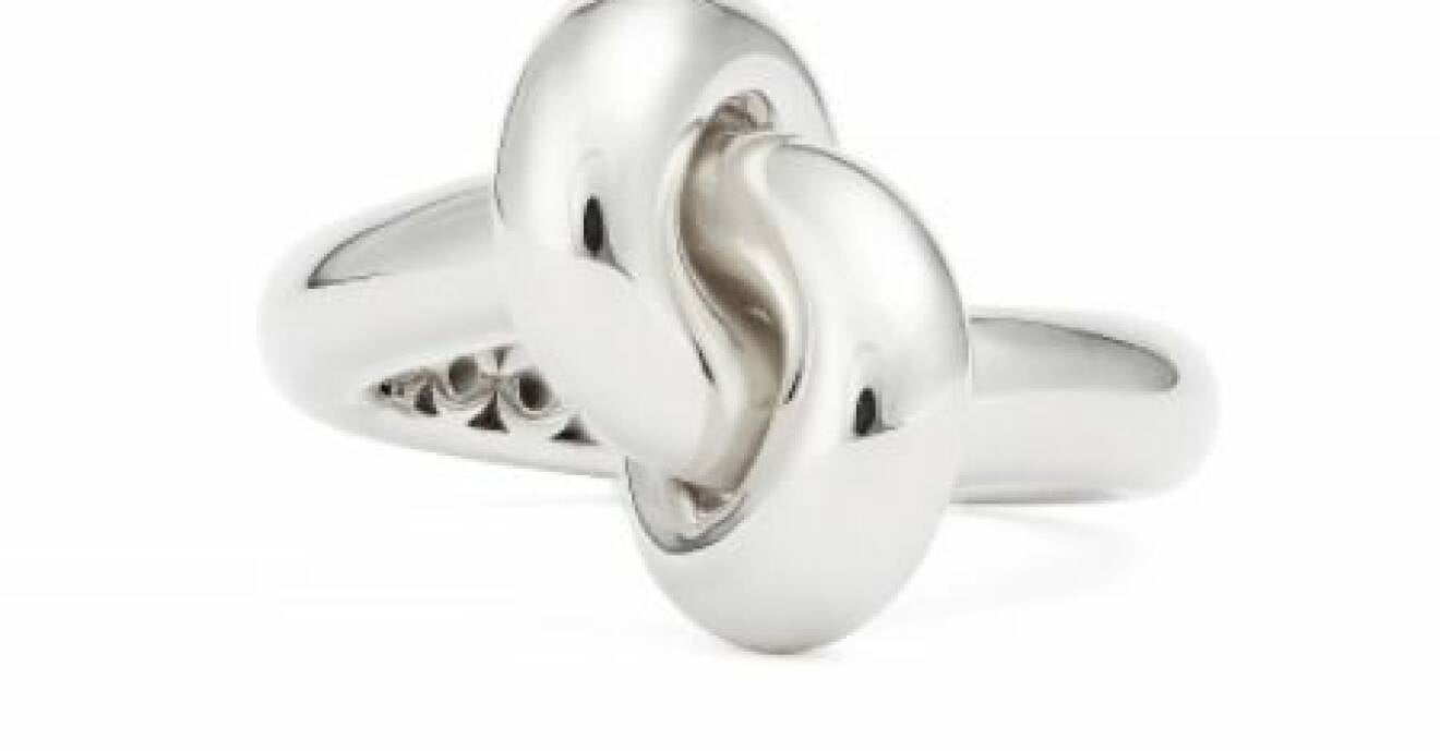 Ring formad som en stor knut i silver. Ring från Engelbert.