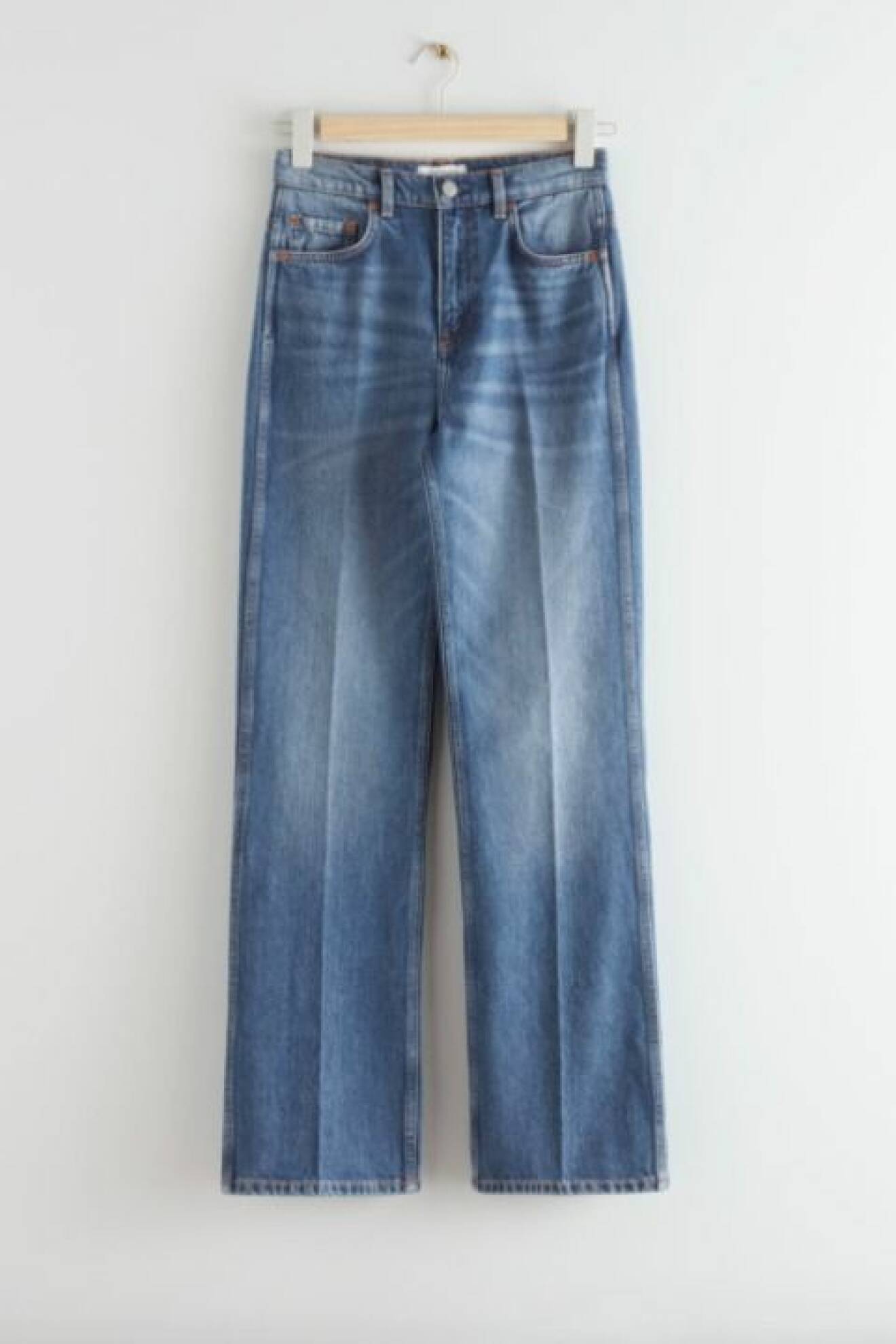 Blå jeans med lätta slitningar och pressveck. jeans från And other stories.