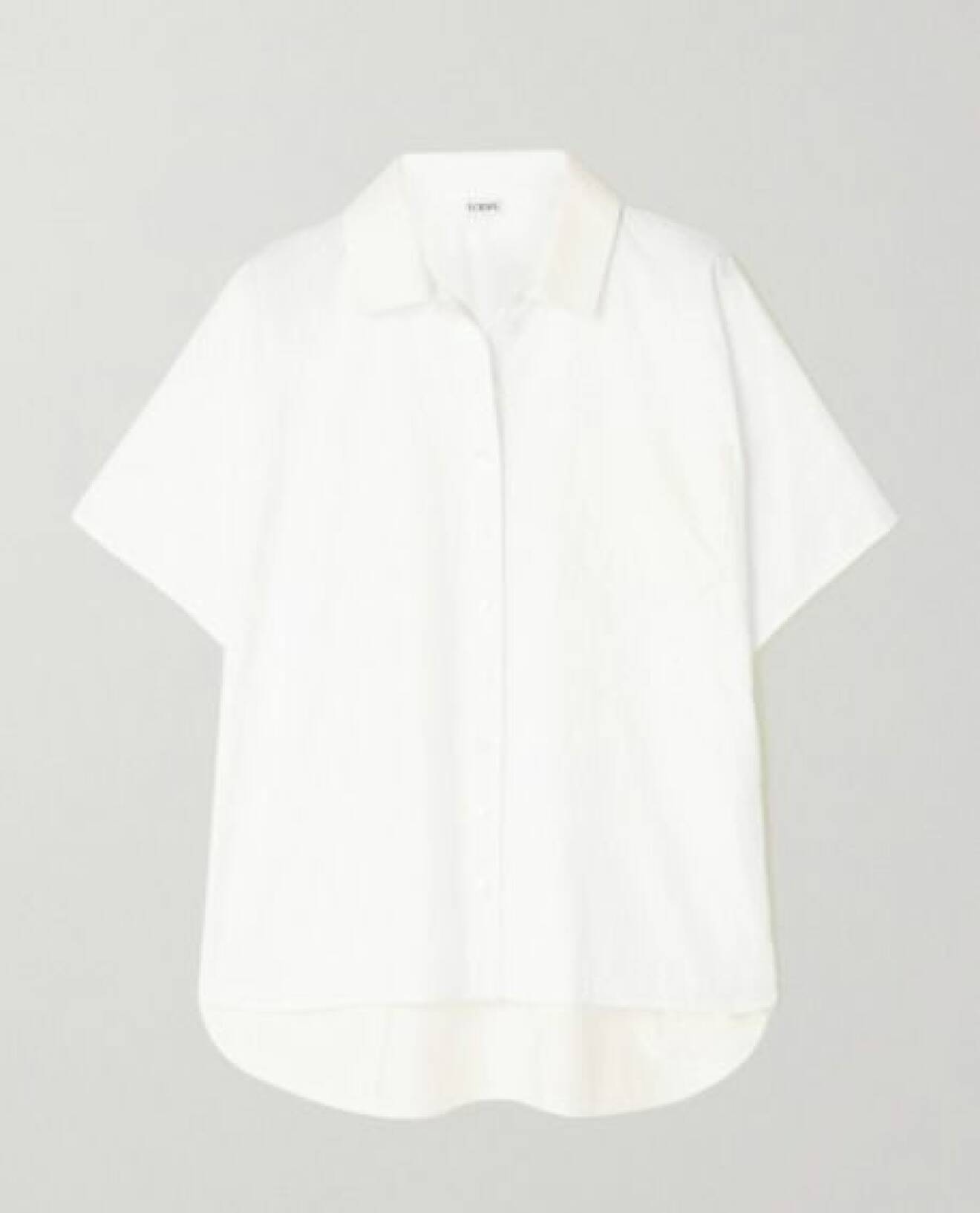 Vit, kortärmad skjorta i rak modell. Skjorta från Loewe.