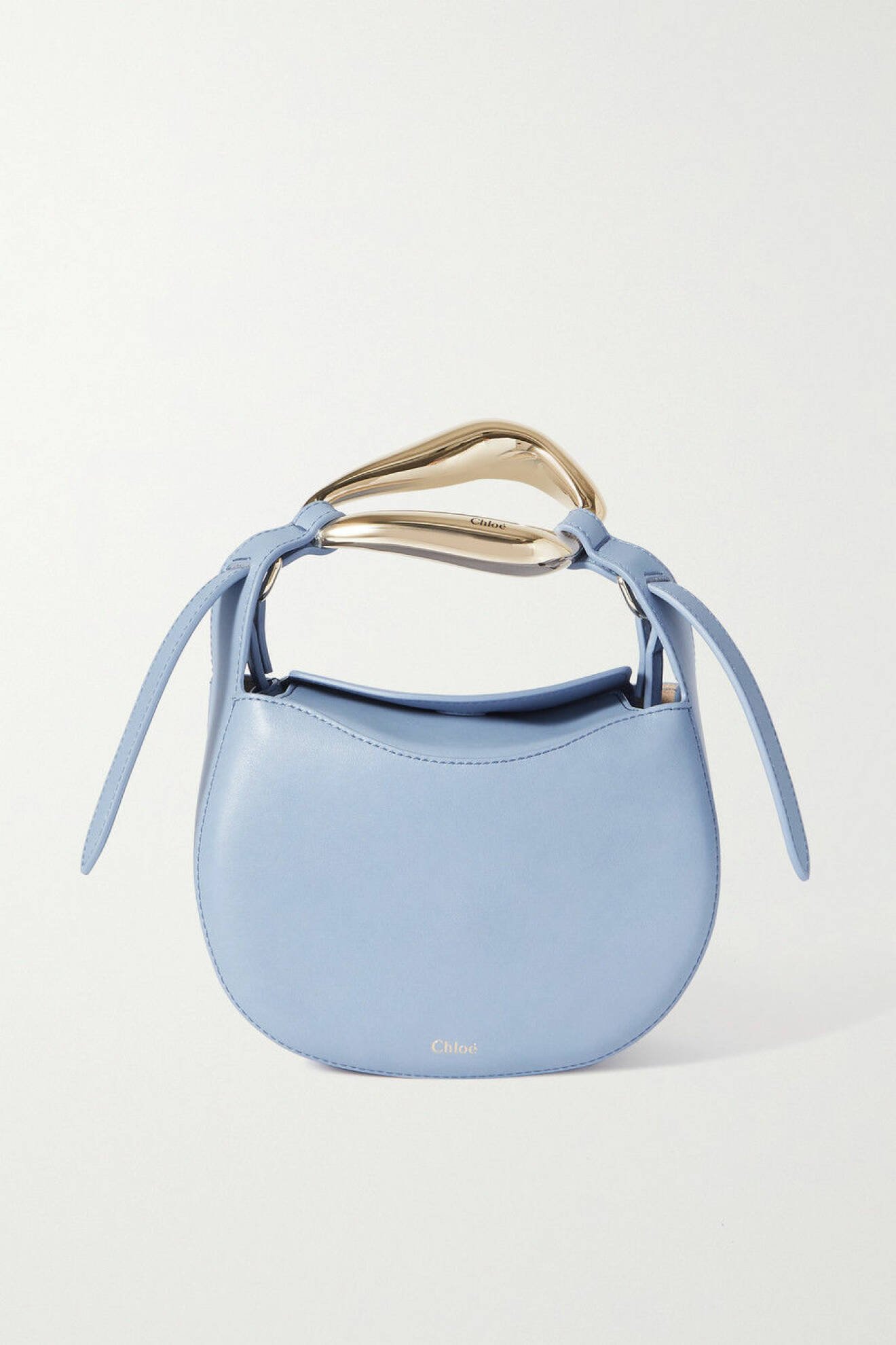 Ljusblå axelremsväska med guldfärgat spänne. Väska i modellen "Kiss small leather tote". Skinnväska från Chloé.