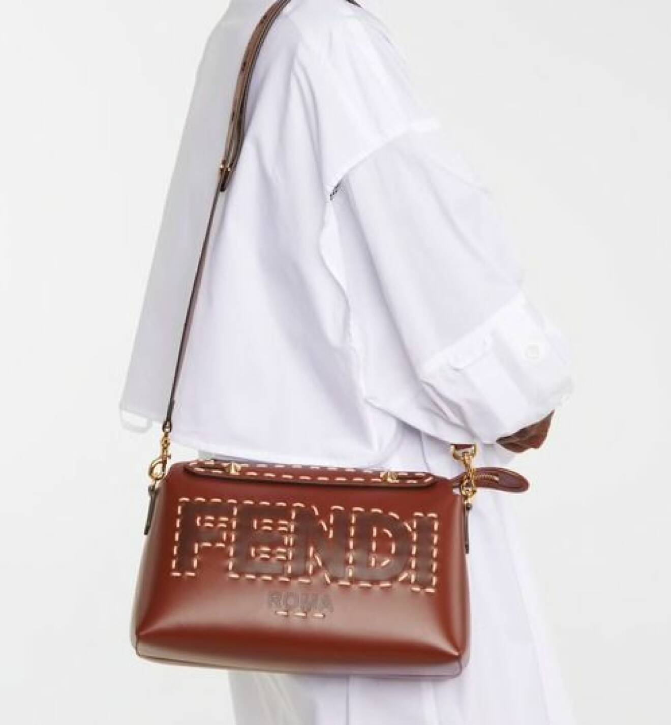 Konjaksbrun skinnväska med axelrem och stor broderad logga på. Modellen heter "By the war Medium bag". Skinnväska från Fendi.