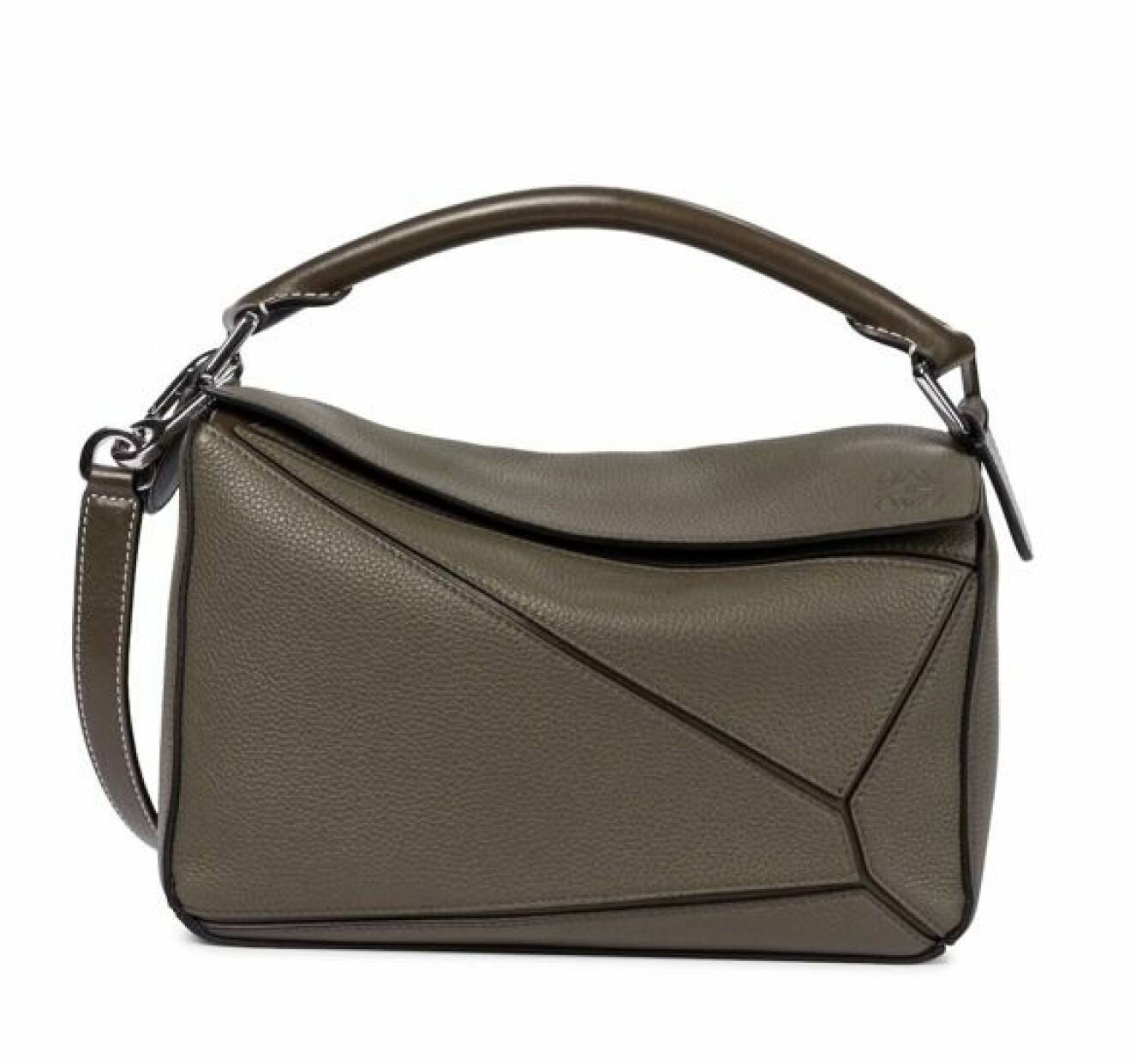 Khakigrön skinnväska i modellen "Puzzle Small leather shoulder bag". Väska från Loewe.