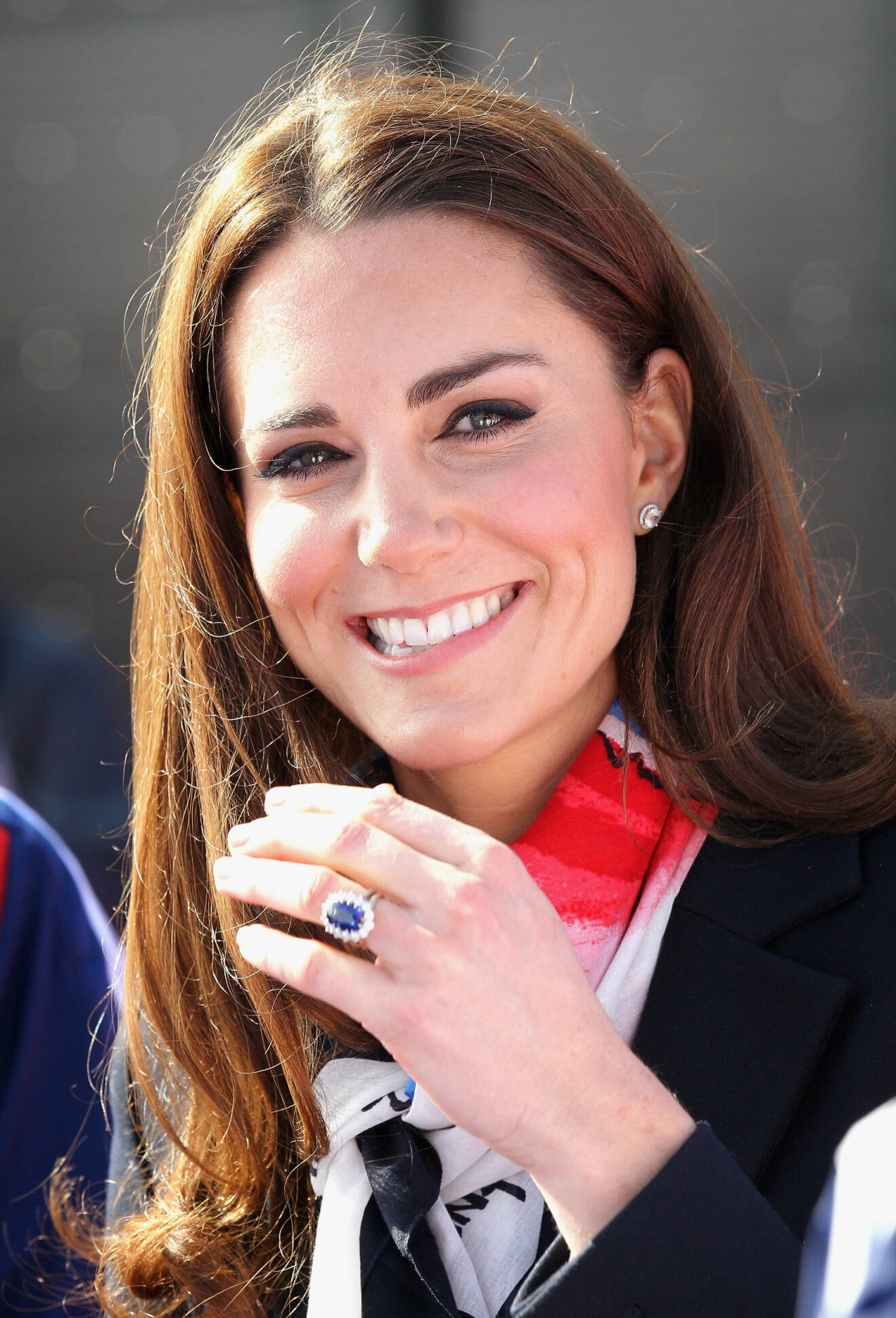 Kate Middleton visar upp sin förlovningsring med safir och diamanter.