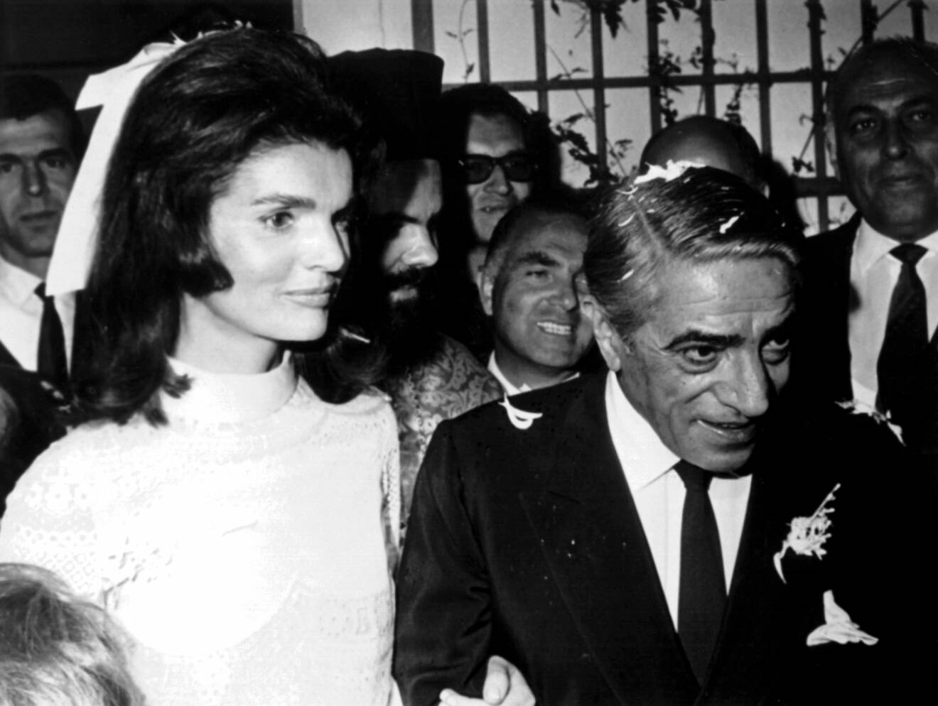 Jackie Kennedy Onassis med sin man Aristotle Onassis på deras bröllopsdag i Grekland.