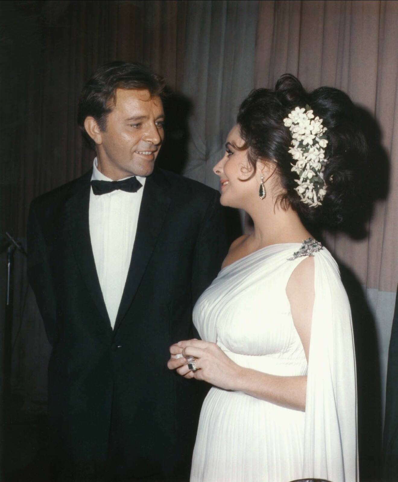 Elizabeth Taylor med tidigare maken Richard Burton på deras bröllopsdag.