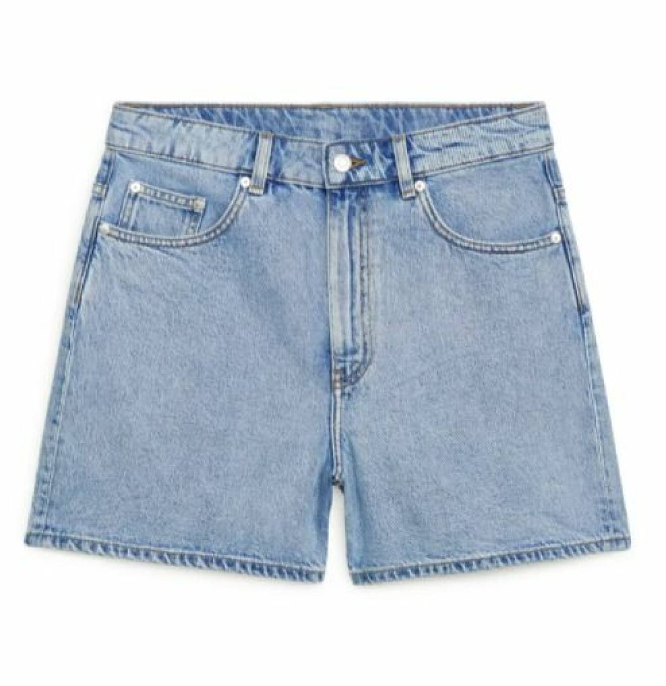 Ljusblå jeansshorts i kort modell. Jeansshorts från Arket.
