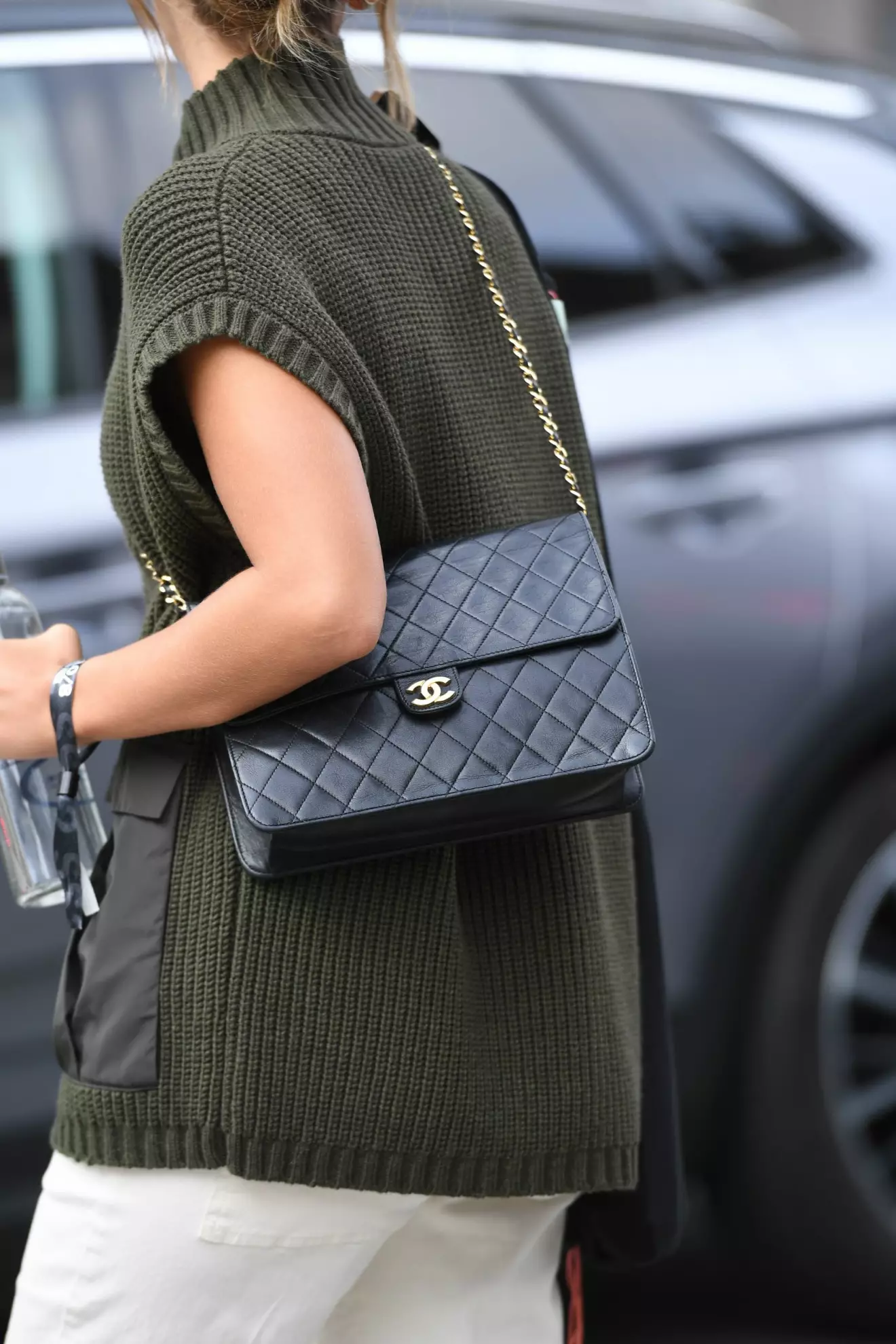 Närbild på quiltad, svart väska från Chanel.