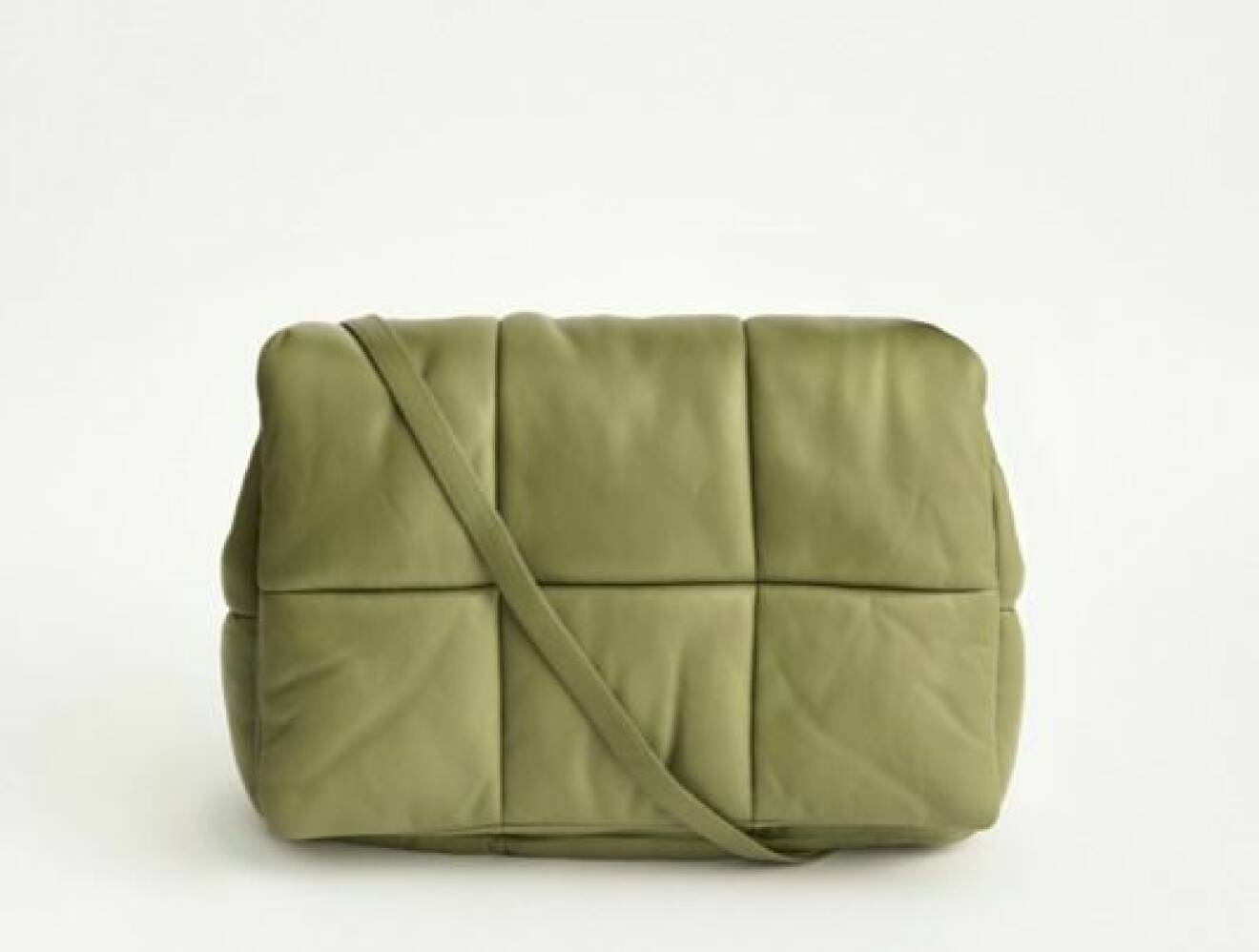 Grön quiltad väska med i skinn. Handväska från Stand studio.