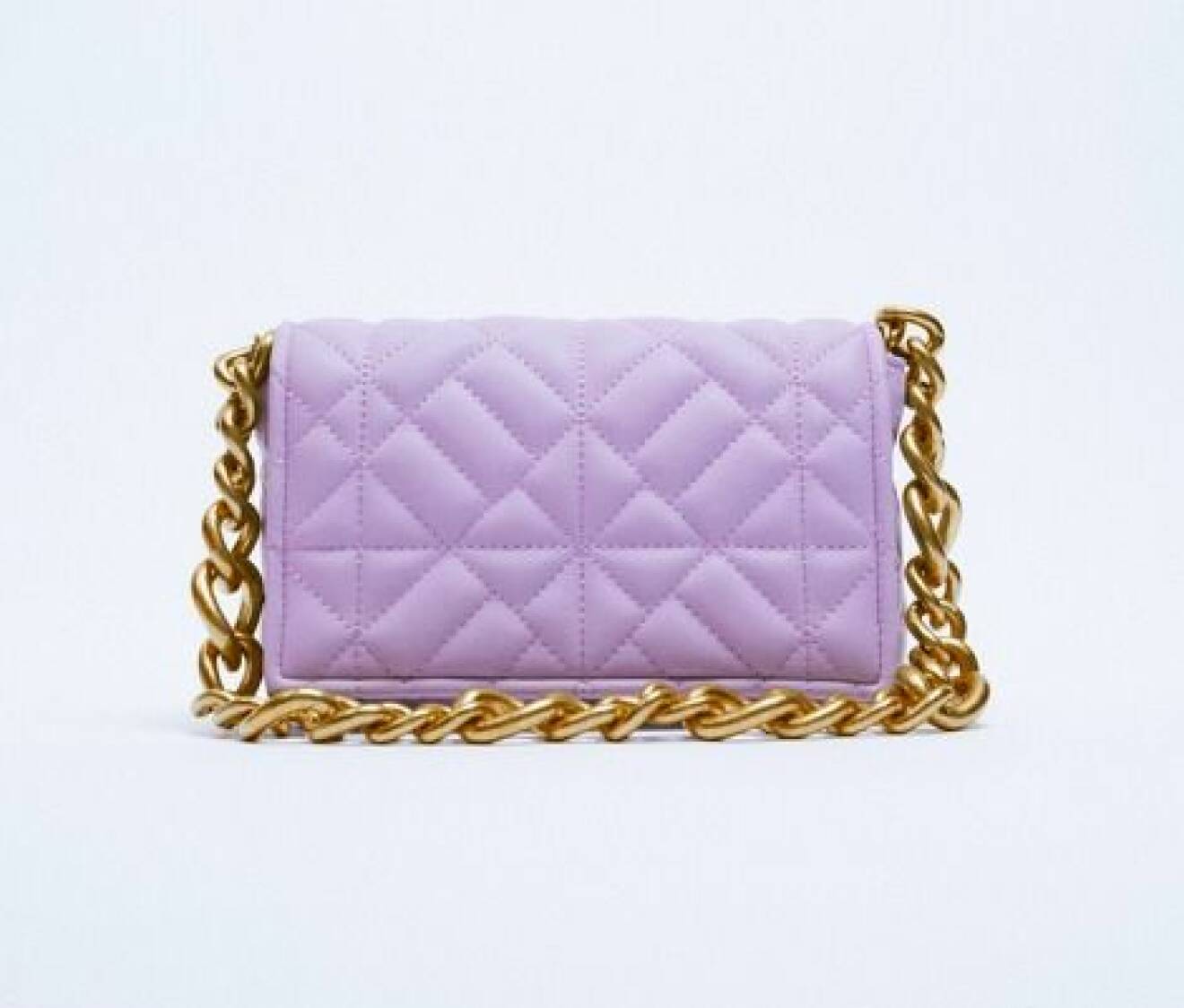 Lavendellila, quiltad handväska i skinnimitation med guldfärgad kedja i tjockare modell som axelrem. Handväska från Zara.