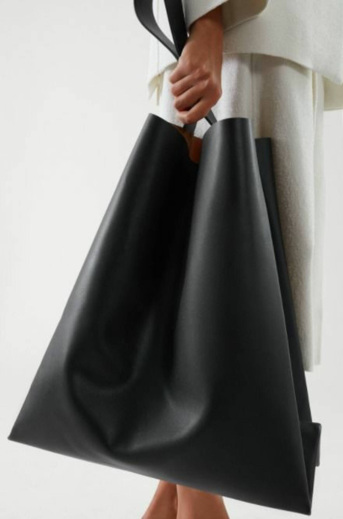 Oversizad svart väska i påsmodell i skinn. Väska från Cos.