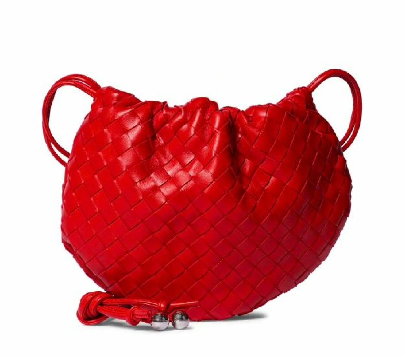 Röd handväska i miniformat med lång, tunn axelrem. Väska från Bottega Veneta.