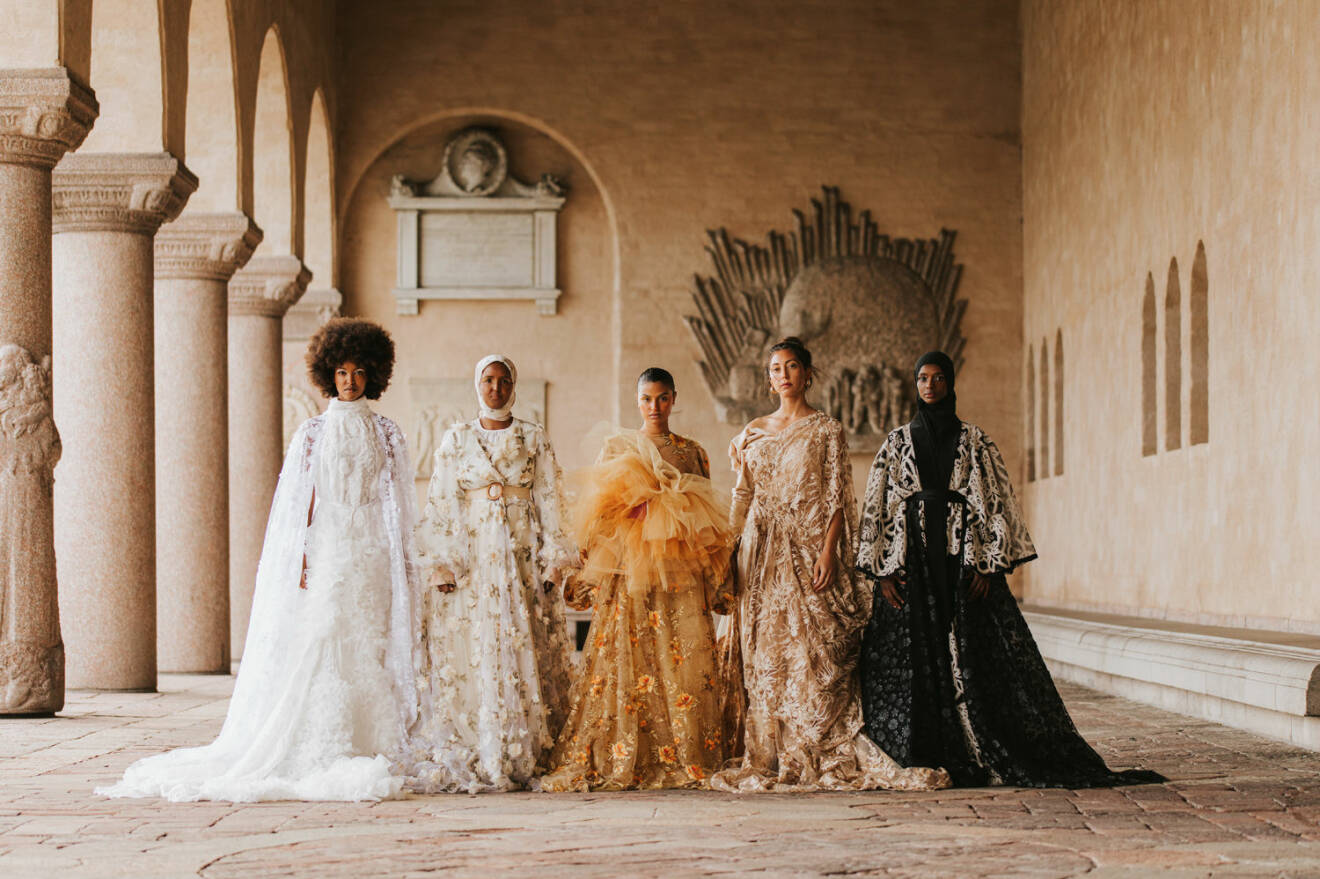 Gruppbild på 5 modeller i coutureklänningar från Louise Xin Couture. Foto: Emma Grann.