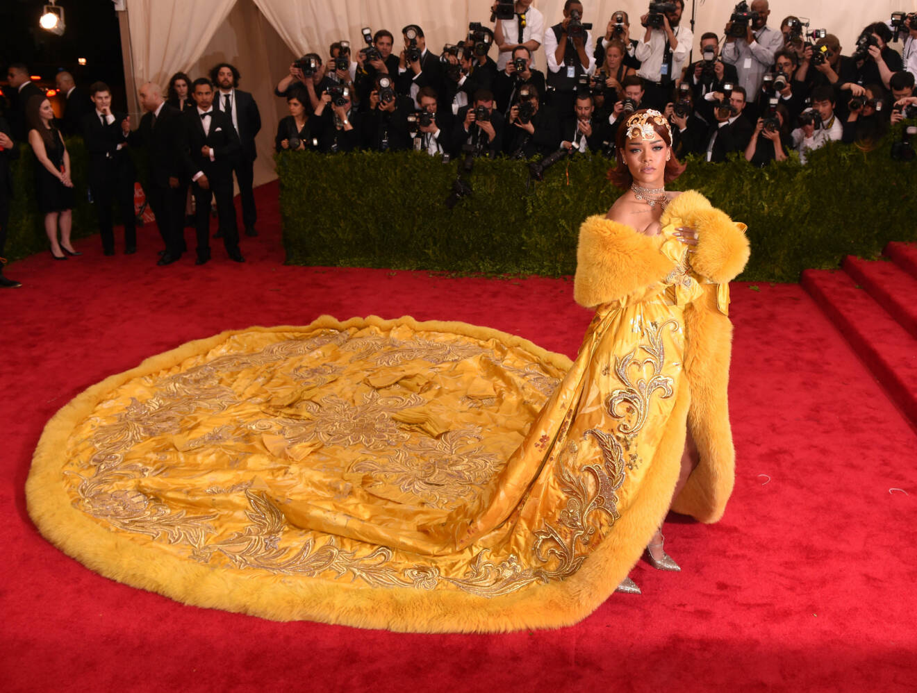 Rihanna på Met-galan 2015 i gul klänning med släp gjort av delvis rävpäls.