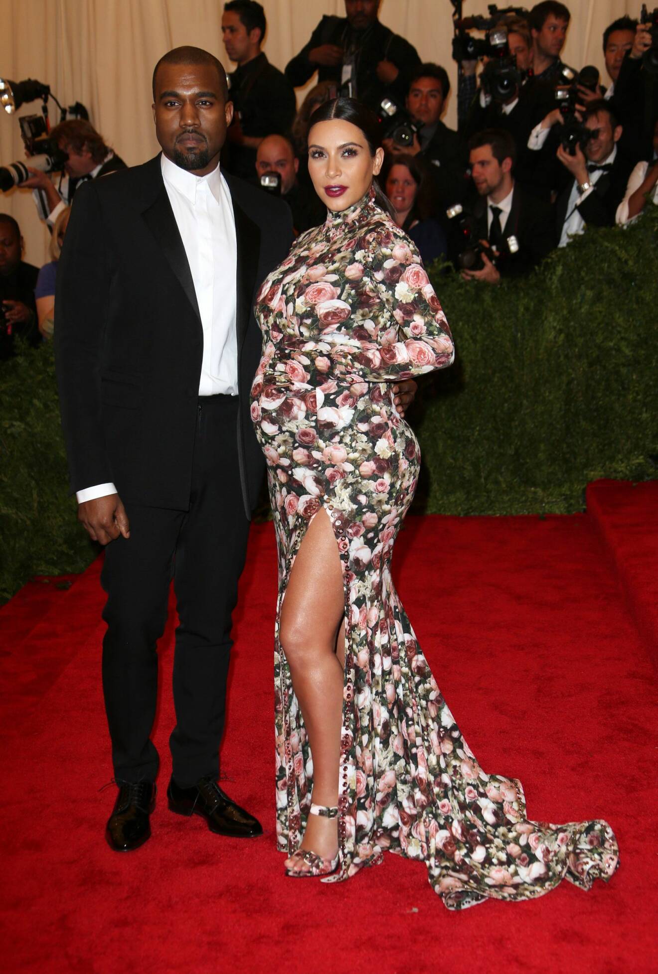 Kim Kardashian och Kanye West på Met-galan 2013. Kim som är höggravid bär en blommig tajt klänning av Givenchy, Kanye svart smoking och vit skjorta.