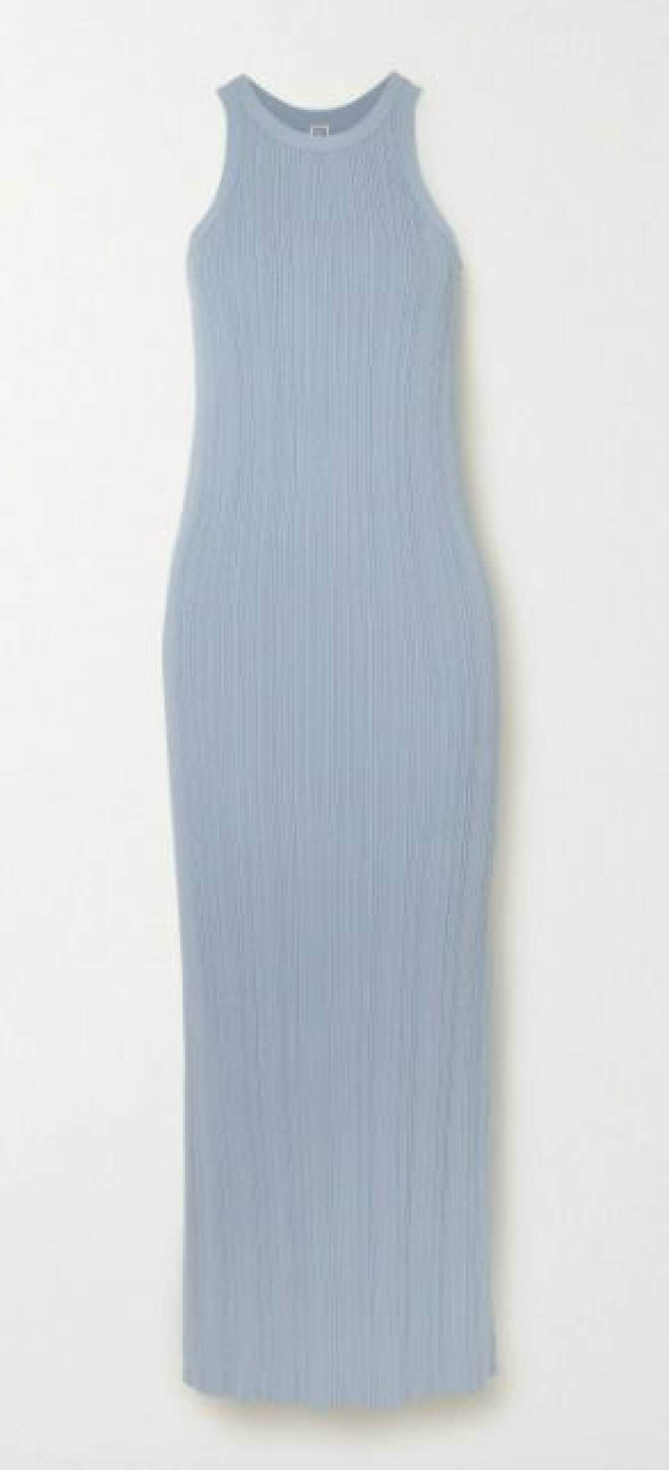 Ljusblå, ribbad klänning utan ärmar. Ribbstickad klänning från Toteme.