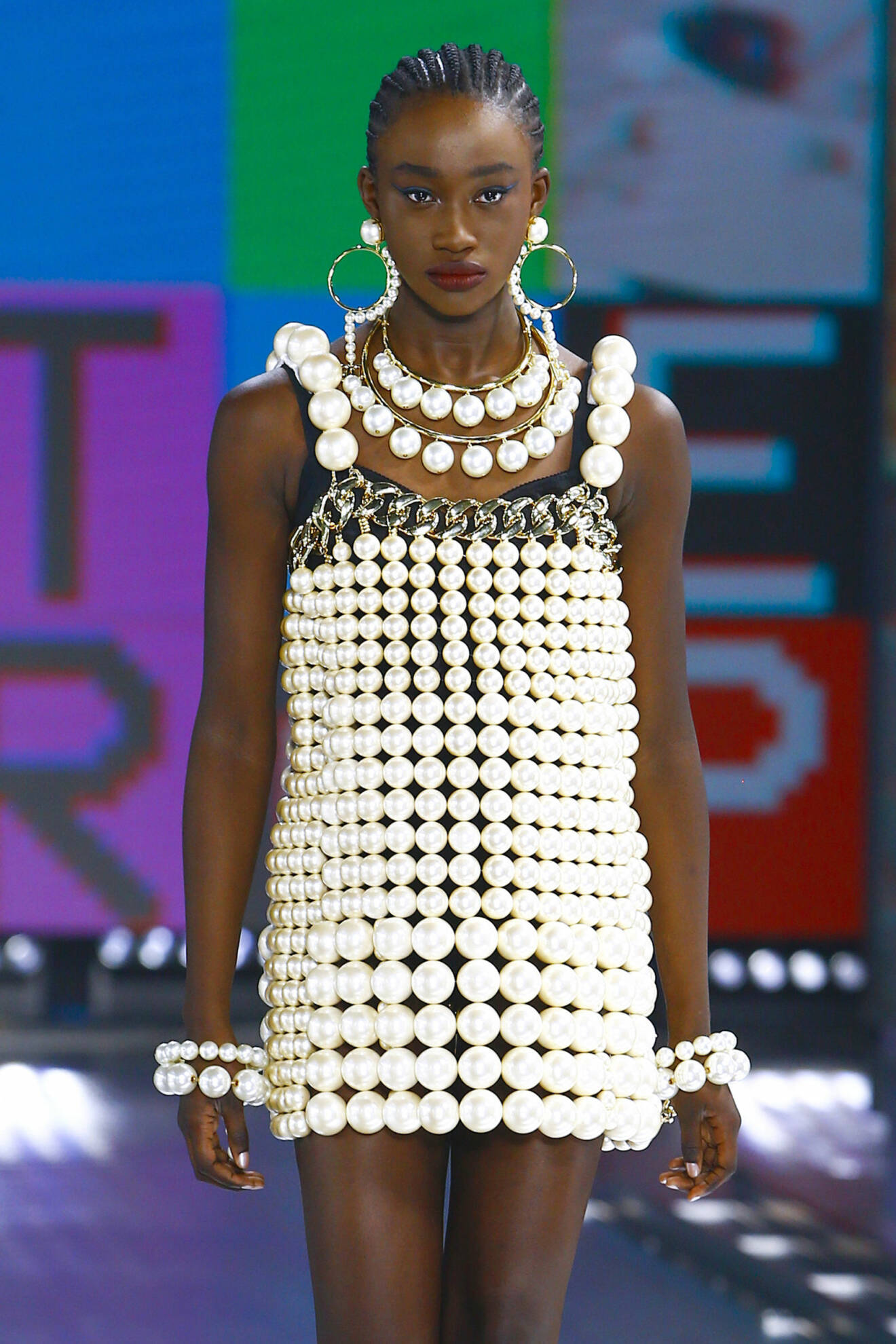 Modell från Dolce &amp; Gabbanas höst och vinterkollektion. Modellen har pärlörhängen, pärlhalsband och en klänning med pärlor.
