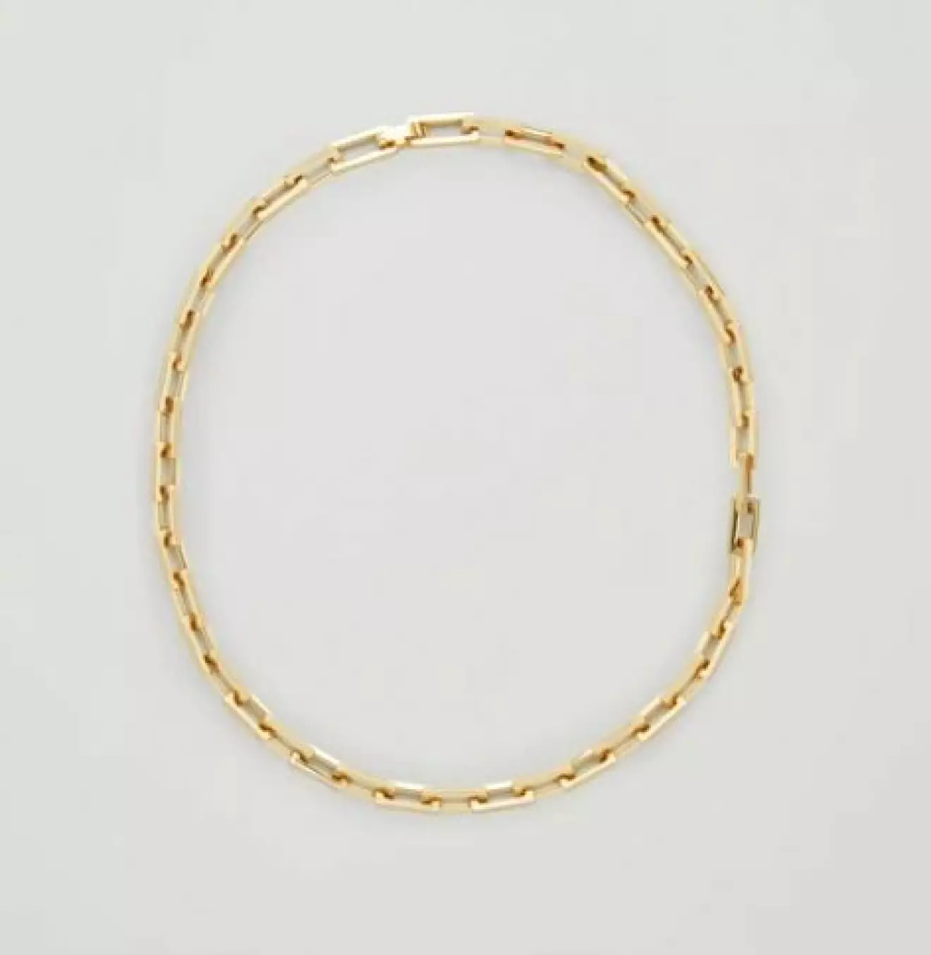 Guldfärgad halskedja bestående av en enkel och minimalistisk länk. Halsband från Cos.