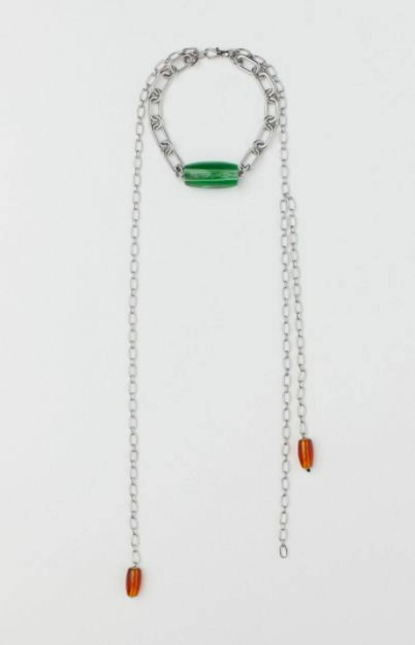Silverfärgat halsband formad som kedjor med stenar. Halsband från H&amp;M.