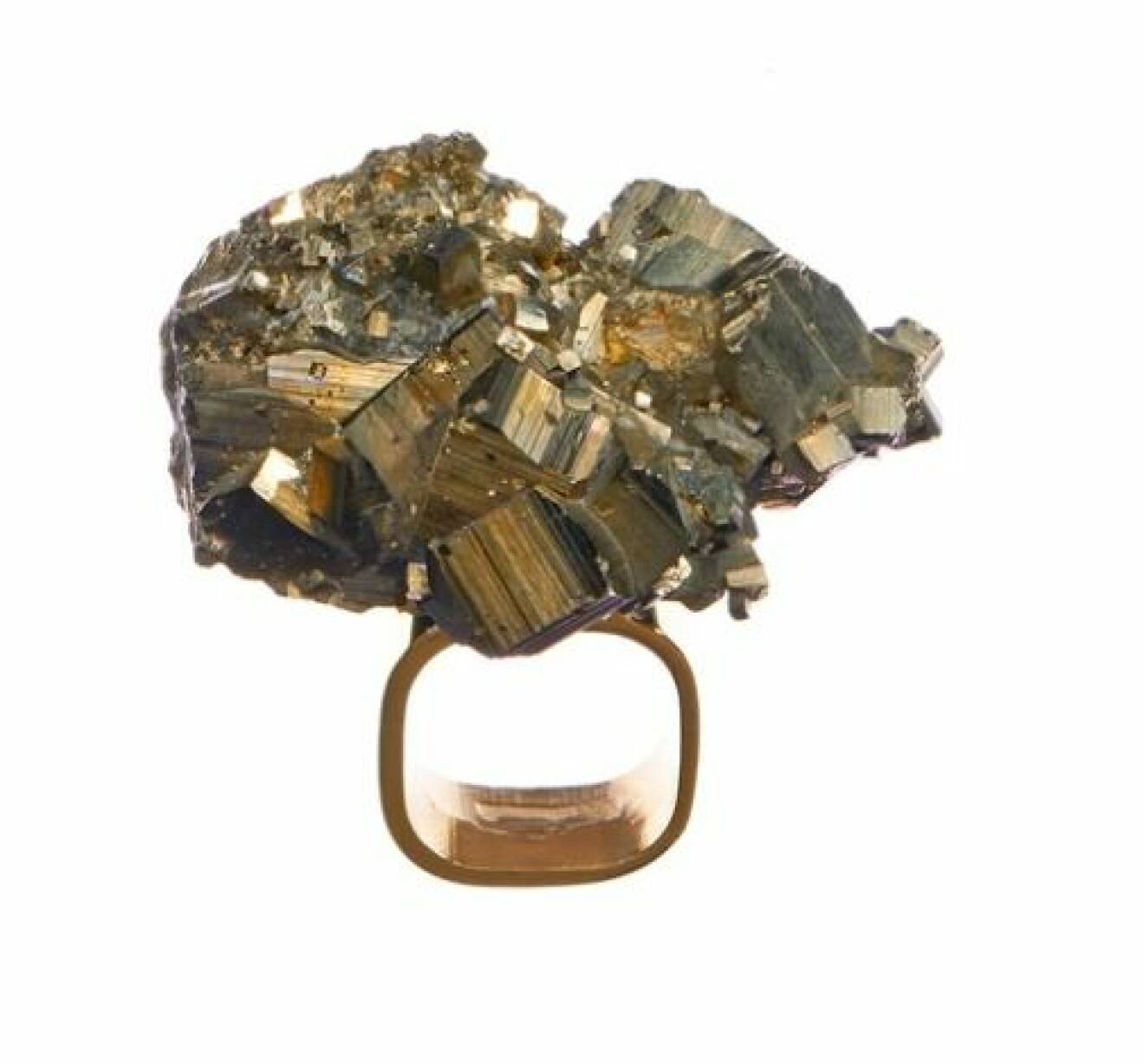 Ring med stor brun och gulfärgad sten på. Så kallad Pyrit. Ring från Märta Larsson.