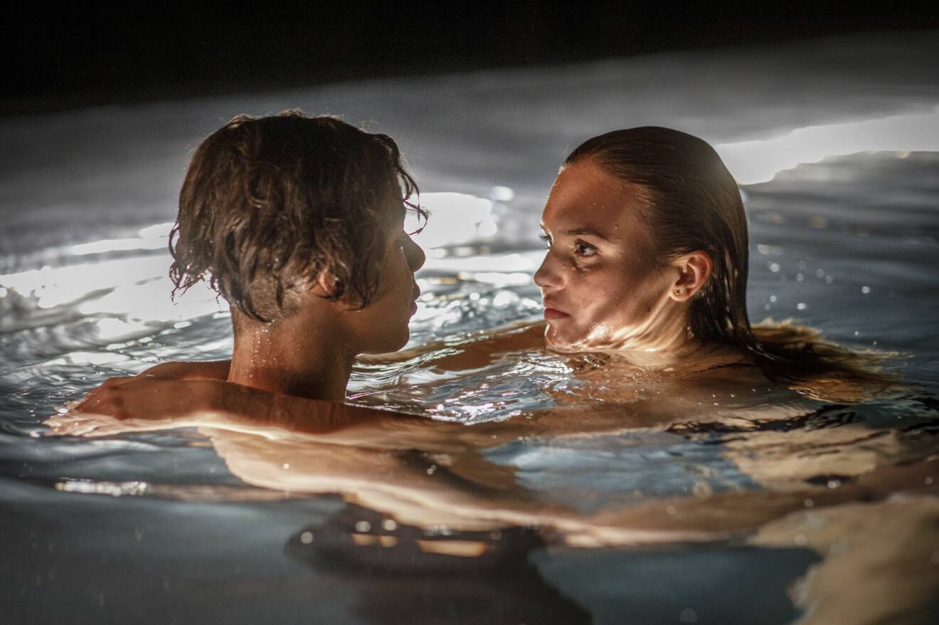 Elsa Öhrn och Mustapha Aarab spelar huvudrollerna i nya Vinterviken som sänds på Netflix 2021.