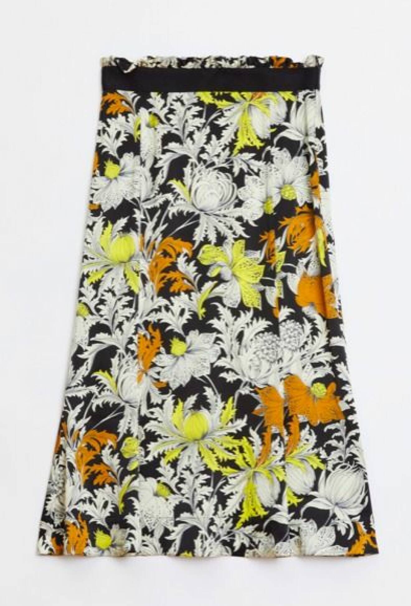 Midikjol med blommönster i vitt, orange och gult på svart bakgrund. Kjol från Rodebjer.