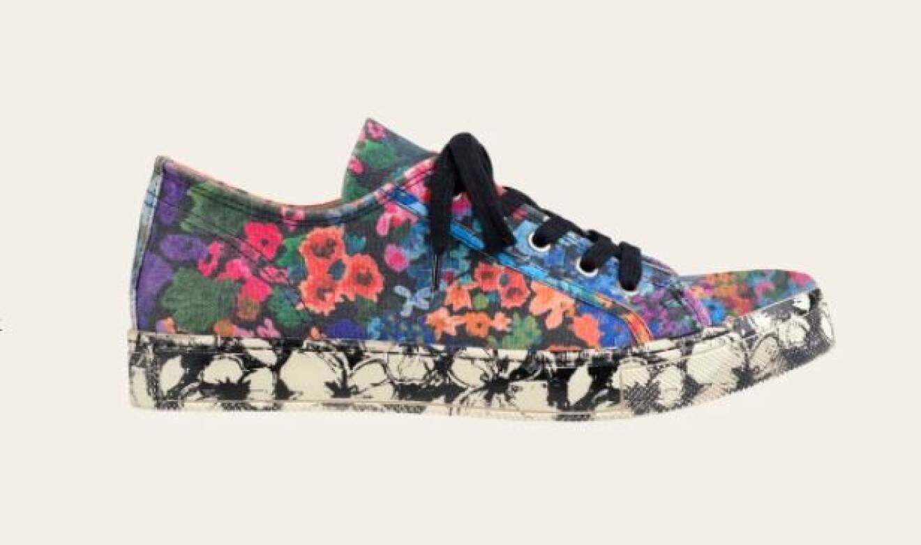 Sneakers med färgglada blommor och svartvitt blommönster på sulan. Sneakers från Stine Goya.
