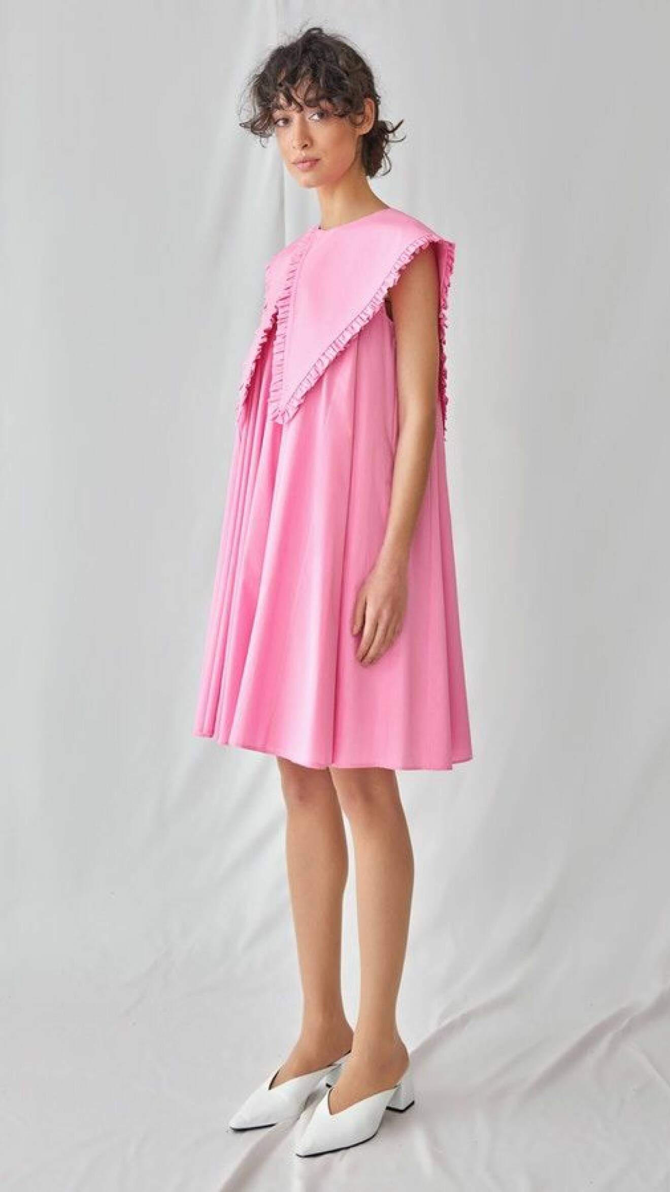 Modell med rosa klänning med en oversizad krage i samma färg som klänningen. Kragen går dock att plocka av. Krage från Seezona.