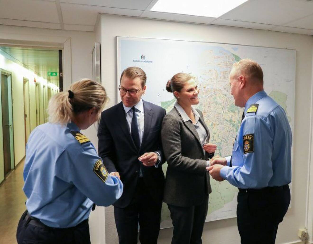 Kronprinsessan Victoria och prins Daniel hos Malmöpolisen - de framför kungafamiljens tack till Sveriges poliser.