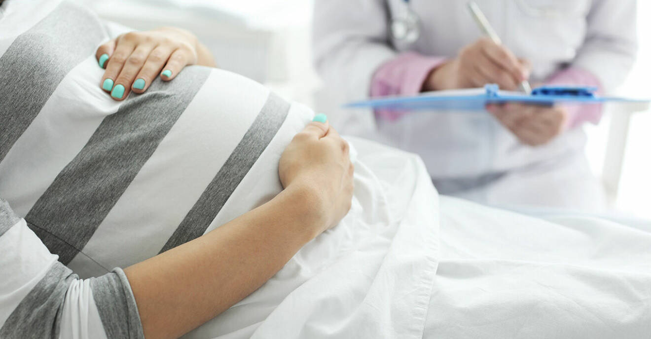 Gravid kvinna besöker läkare