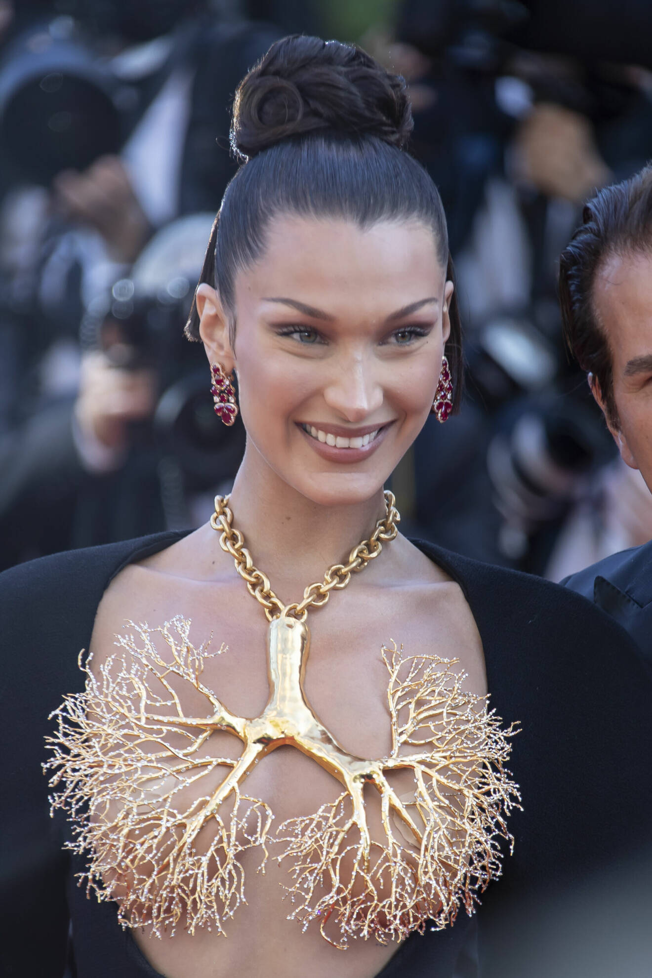 Bella Hadid i stor halsband format som mänskliga lungor från Schiaparelli på filmfestivalen i Cannes.