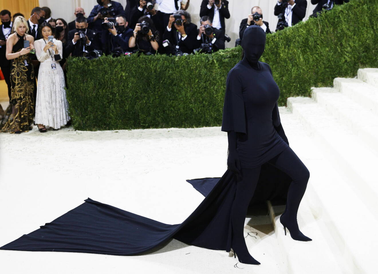 Kim Kardashian i helsvart outfit som även täcker ansiktet på årets Met-gala.