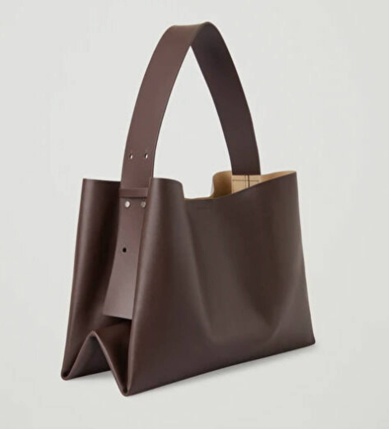 Mörkbrun skinnväska i shopper-modell med brett axelband. Väska från Cos.
