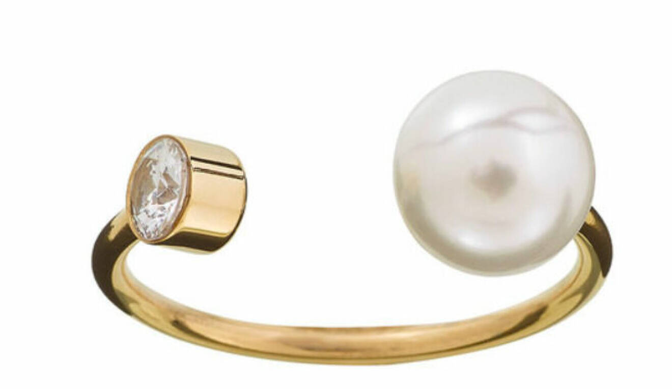 Guldfärgad ring som går att justera och den är öppen framtill. I ena ändan är det en stor pärla och i andra ändan en Cubic zirkone. Ring från Edblad.