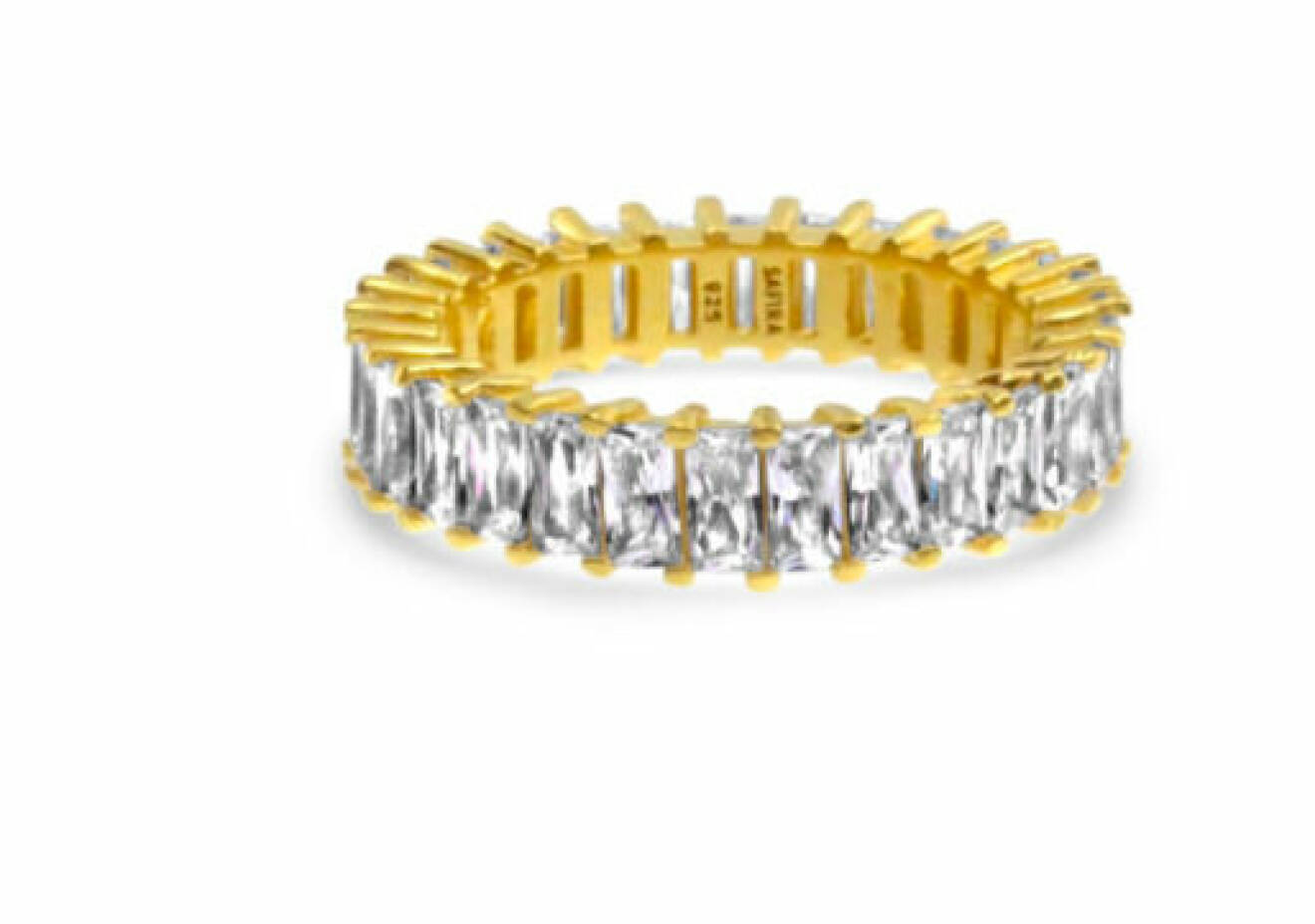 Guldfärgad ring med baguetteformade cubic zircone stenar runt hela ringen. Ring från Safira.