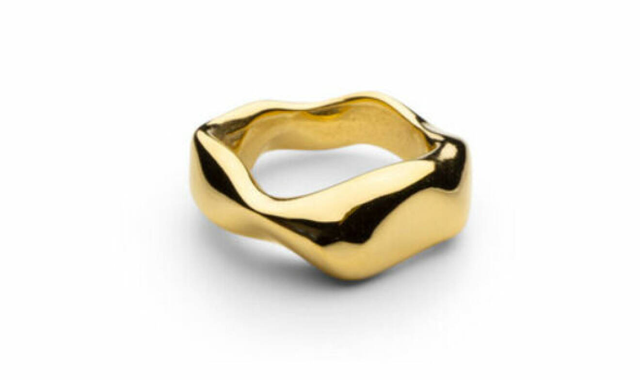 Guldfärgad ring i ojämn form. Ring från Skultuna.