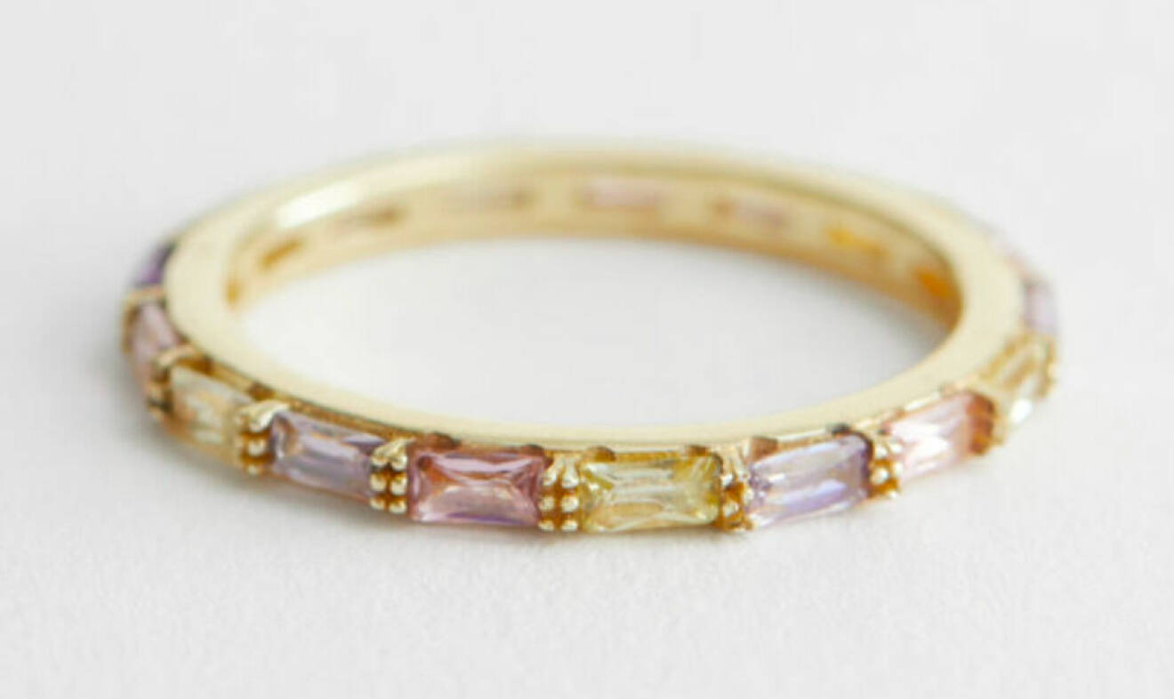 Guldfärgad ring med olikfärgade stenar. Ring från And other stories.