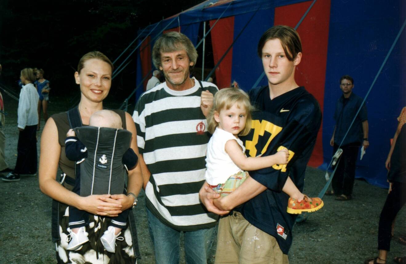 Colin Nutley och Helena Bergström med barnen Daniel, Tim och Molly 1995.