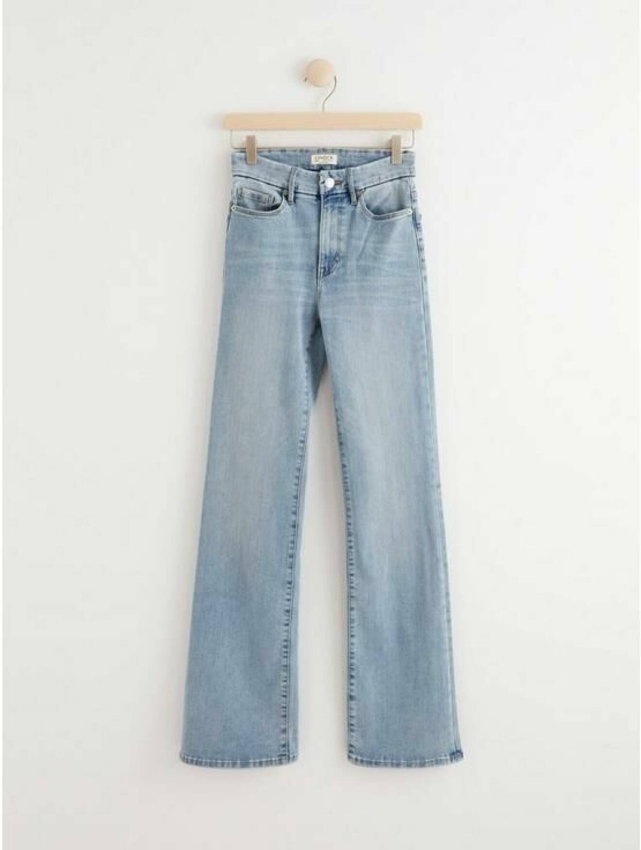 Ljusblå jeans med utställda ben från Lindex.