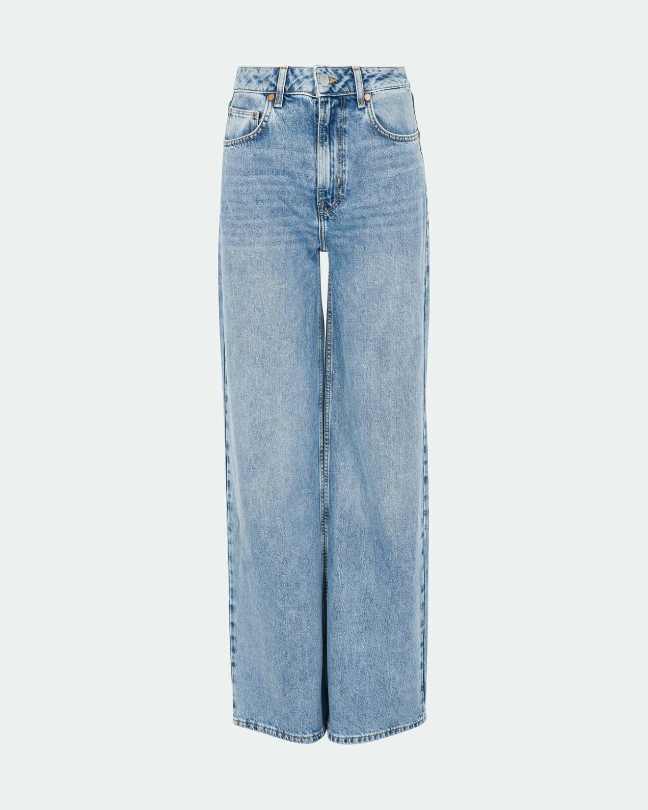 Ljusblå jeans med hög midja och utställda ben. Jeans från Bikbok.