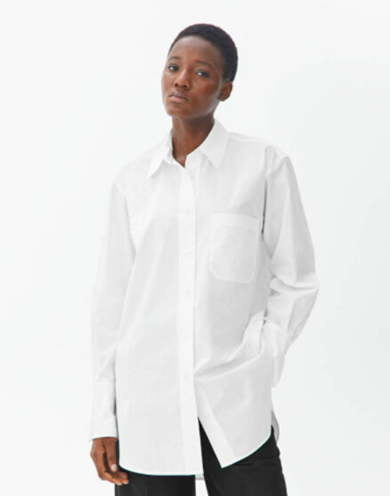 Modell med vit oversizad skjorta från Arket.