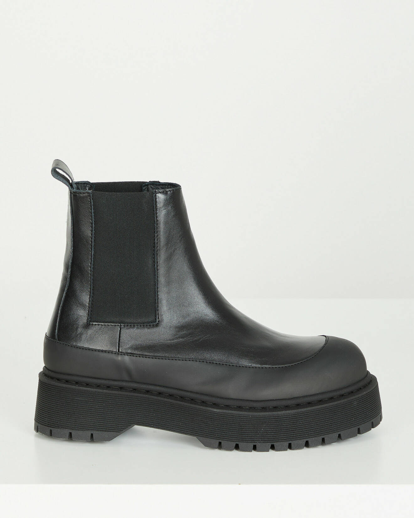 Gova, svarta boots i skinn med chunky sula i gummi. Boots från By Malene Birger.