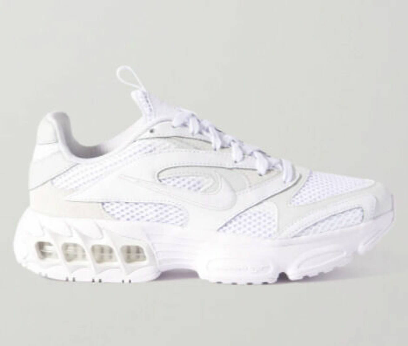 Vita, grova sneakers från Nike.